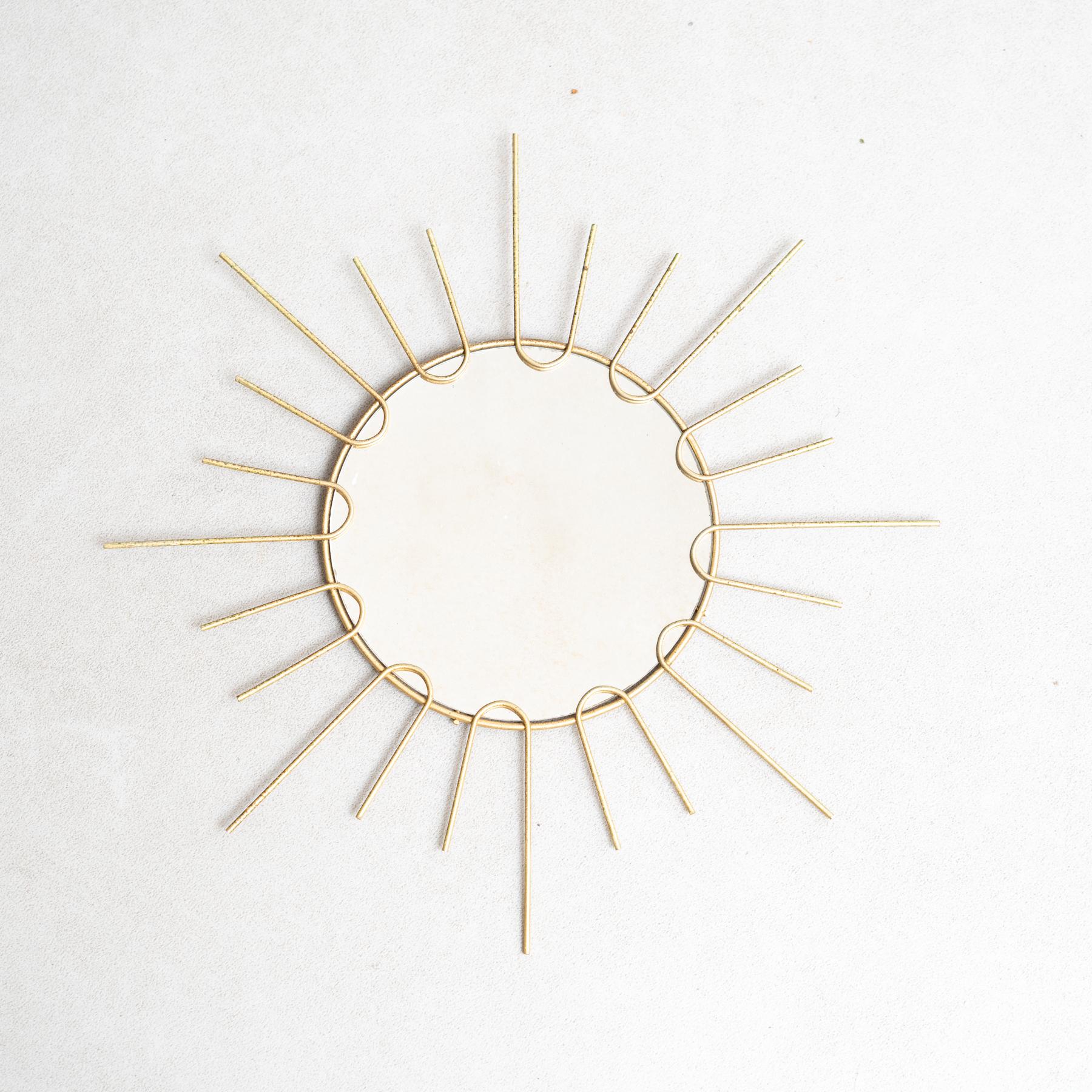 Specchio a raggiera in ottone della Modernità del Mid-Century, circa 1960
Tradizionalmente prodotto in Francia.
Di autore sconosciuto.

In condizioni originali, con lievi usure dovute all'età e all'uso, conserva una bella patina.

