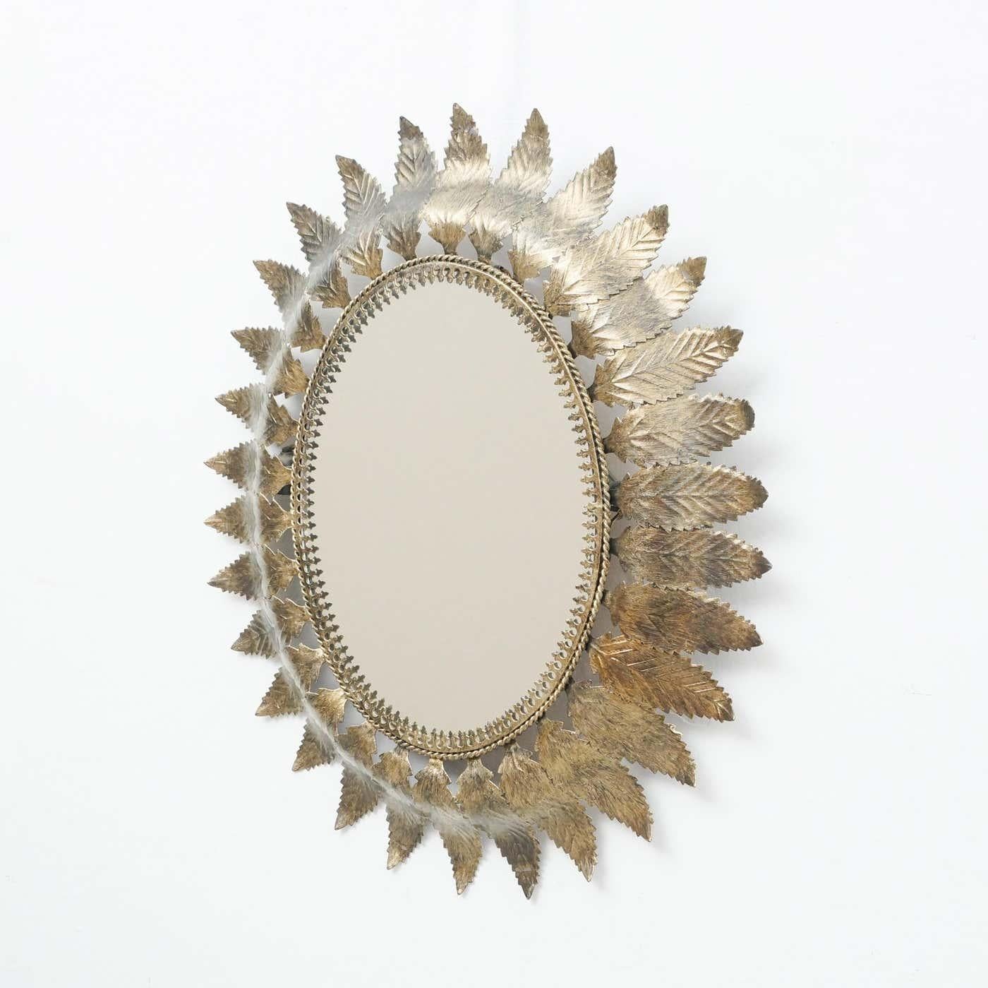 Specchio a raggiera in ottone, metà del secolo scorso, 1960 circa In condizioni buone in vendita a Barcelona, ES