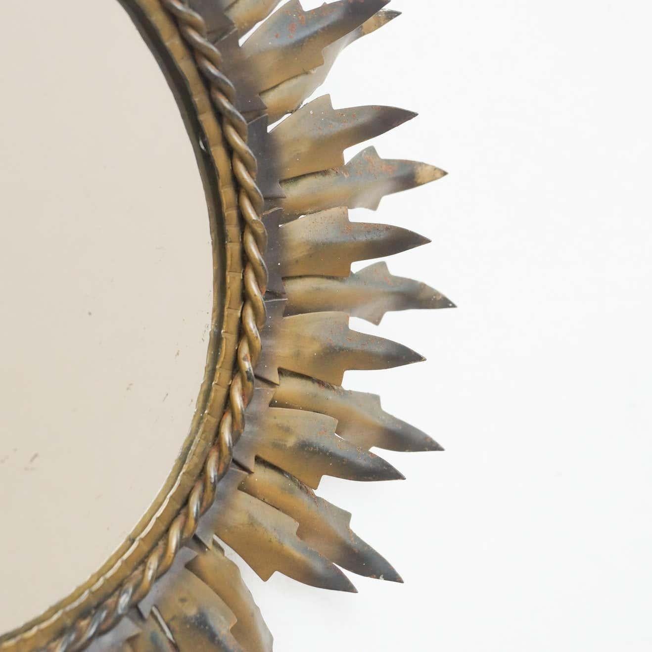 Specchio a raggiera in ottone, metà del secolo scorso, 1960 circa In condizioni buone in vendita a Barcelona, ES