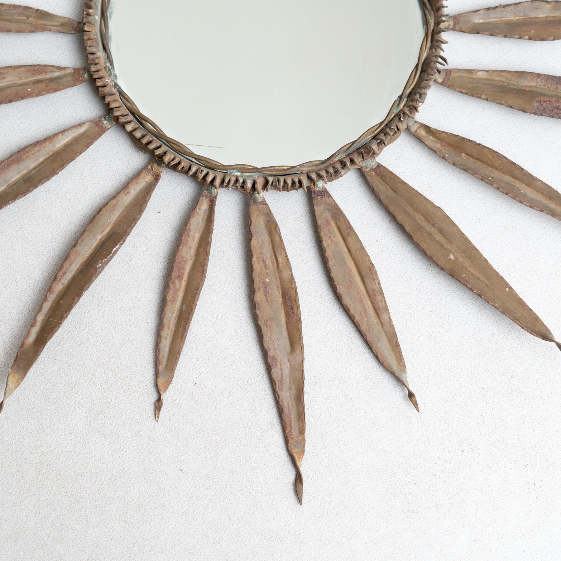 Milieu du XXe siècle Miroir The Moderns Sunburst en laiton, vers 1960 en vente
