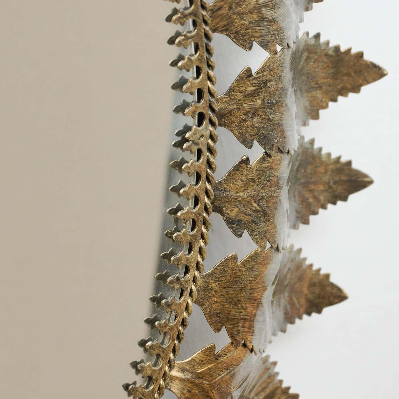 Specchio a raggiera in ottone, metà del secolo scorso, 1960 circa in vendita 2