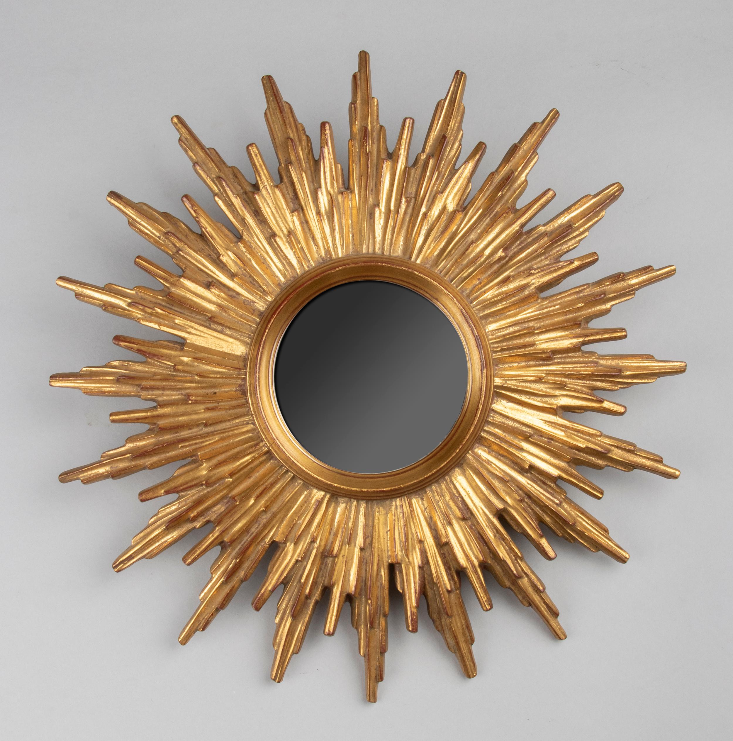 Beautiful sunburst mirror, made of composite, beautifully gilded. Probably a Deknudt product, as can be seen from the label on the back. The mirror is in good condition.
