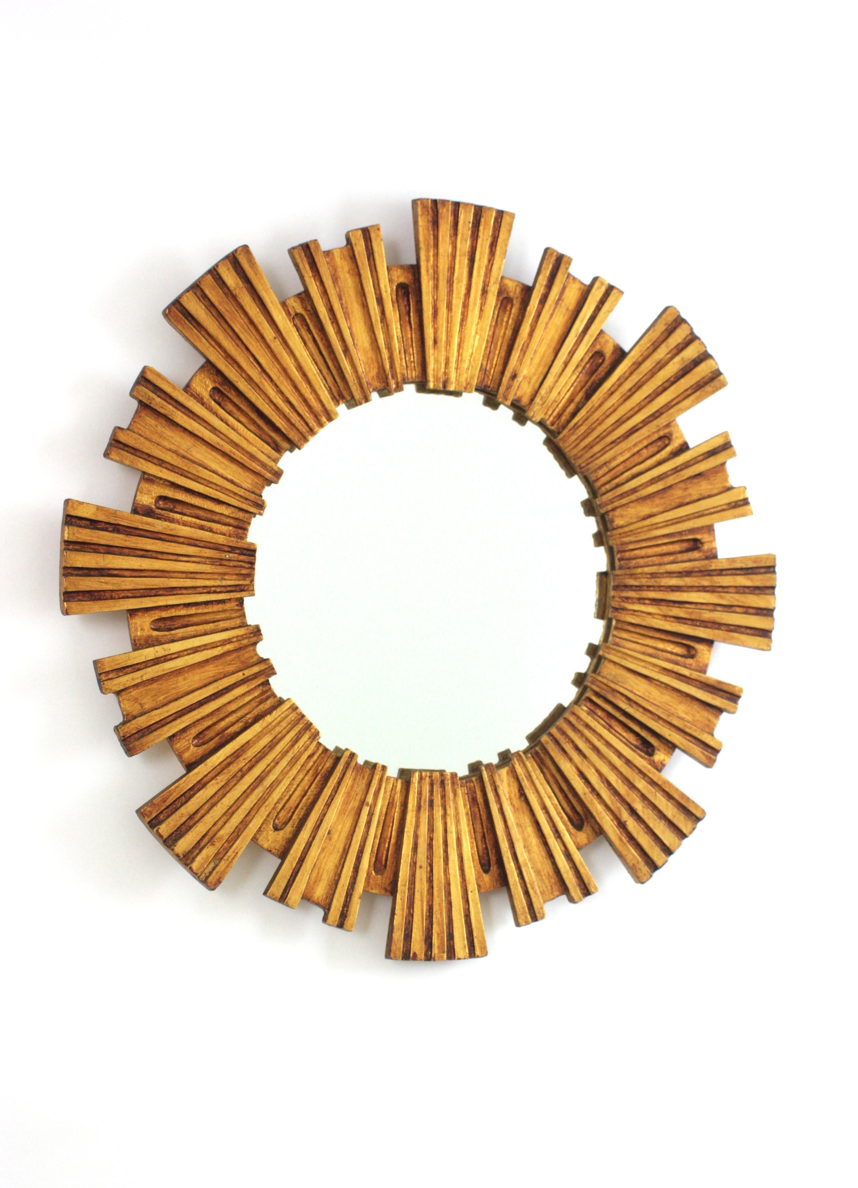 Espejo Sunburst con Marco Tallado a Rayas, Giltwood
Espejo tallado a mano en madera dorada con pan de oro, único en su género, obra de Francisco Hurtado. 
España, 1950.
Este espejo sunburst se fabricó en el periodo Moderno de mediados de siglo. El