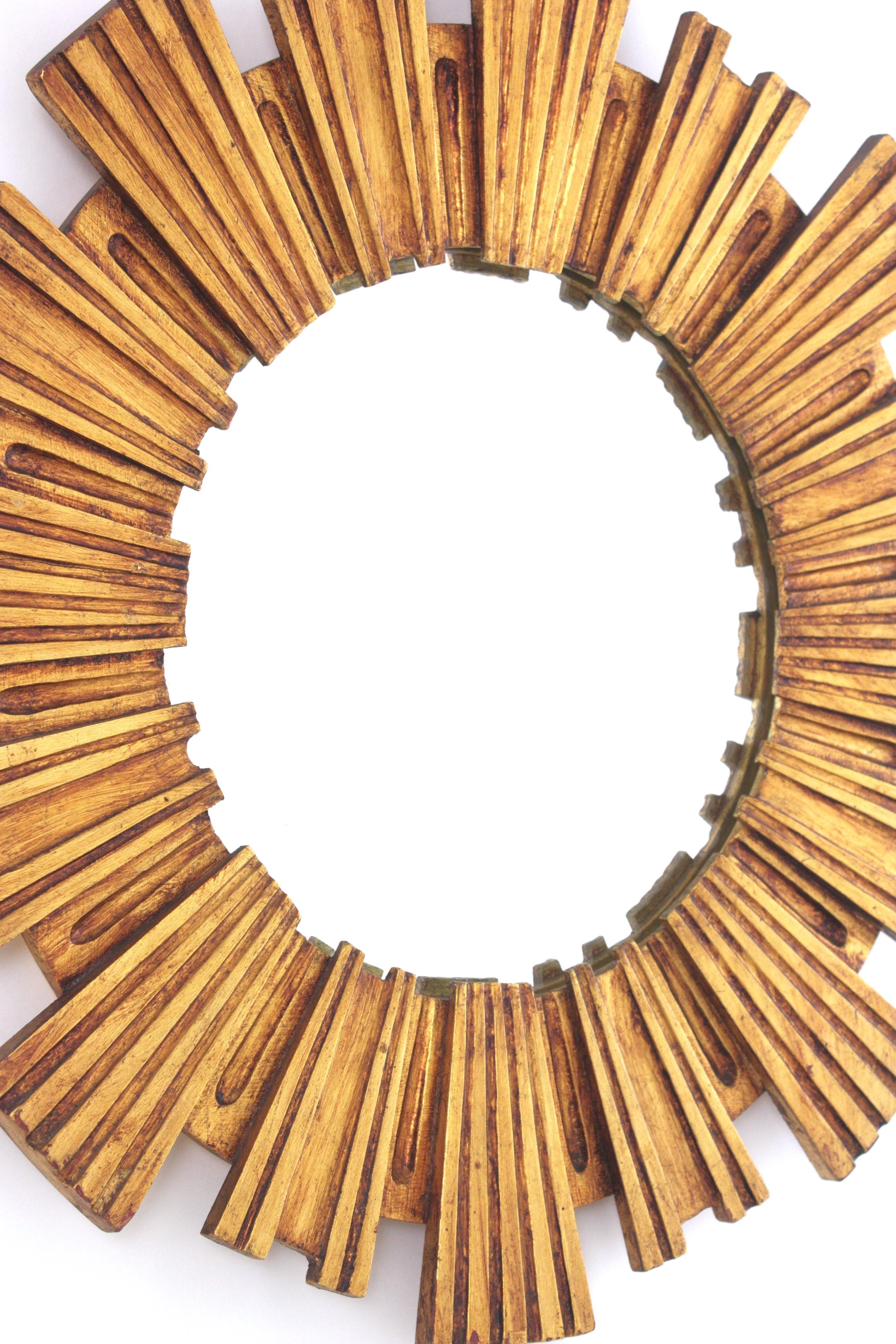 Espejo de mediados de siglo en madera de giltwood tallada, España Años 50 Español en venta