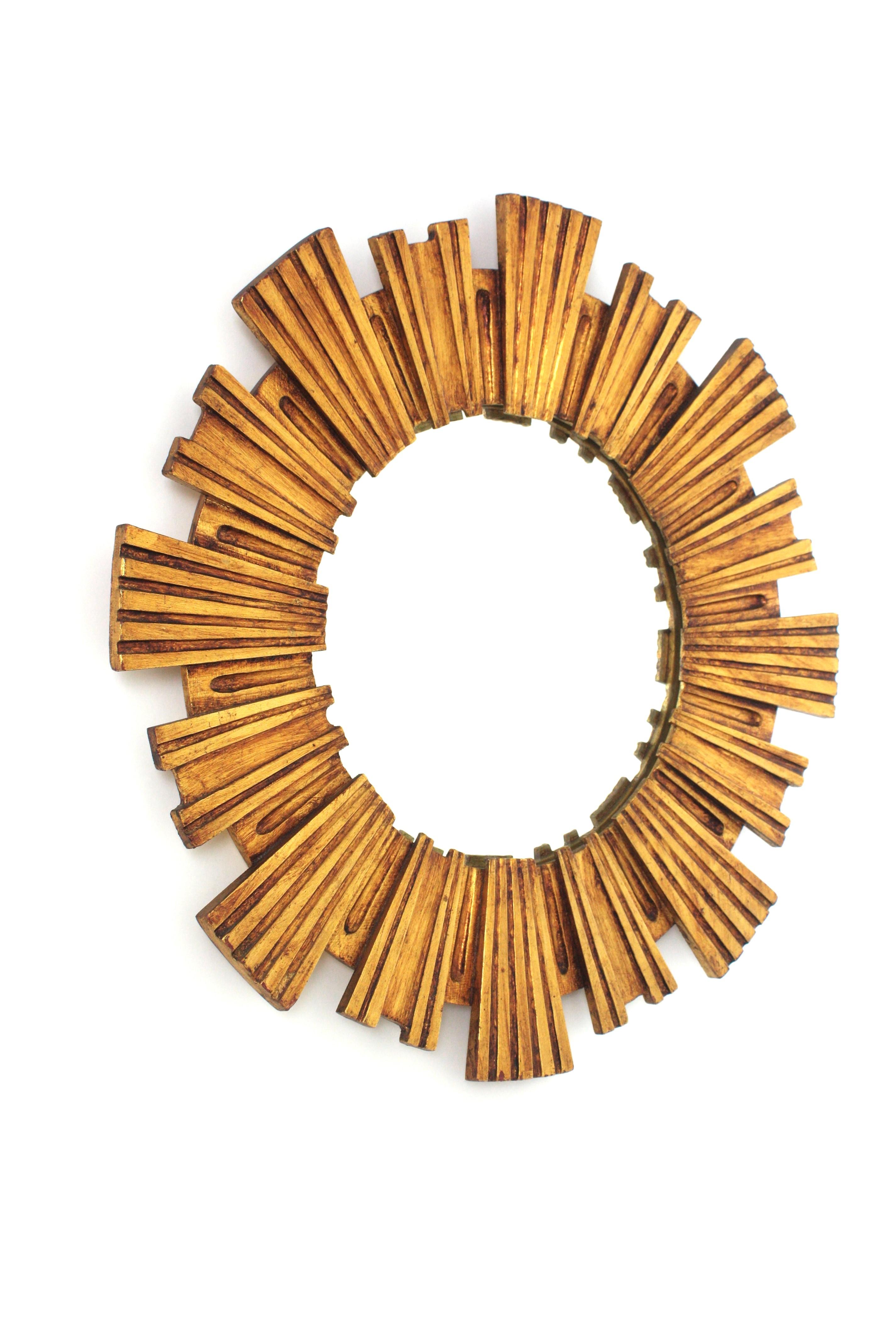 Espejo de mediados de siglo en madera de giltwood tallada, España Años 50 Tallado en venta