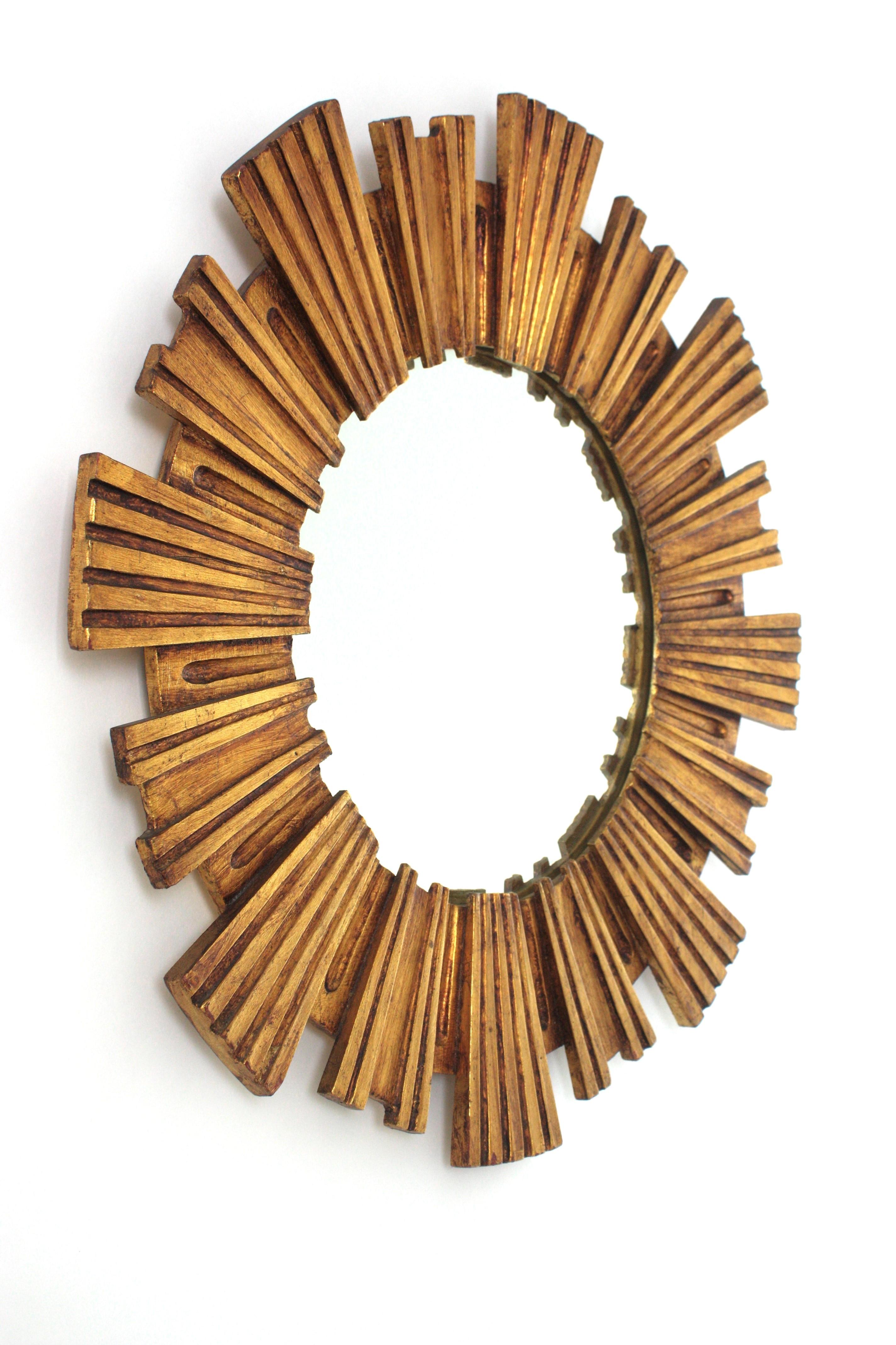 Espejo de mediados de siglo en madera de giltwood tallada, España Años 50 en Bueno estado para la venta en Barcelona, ES