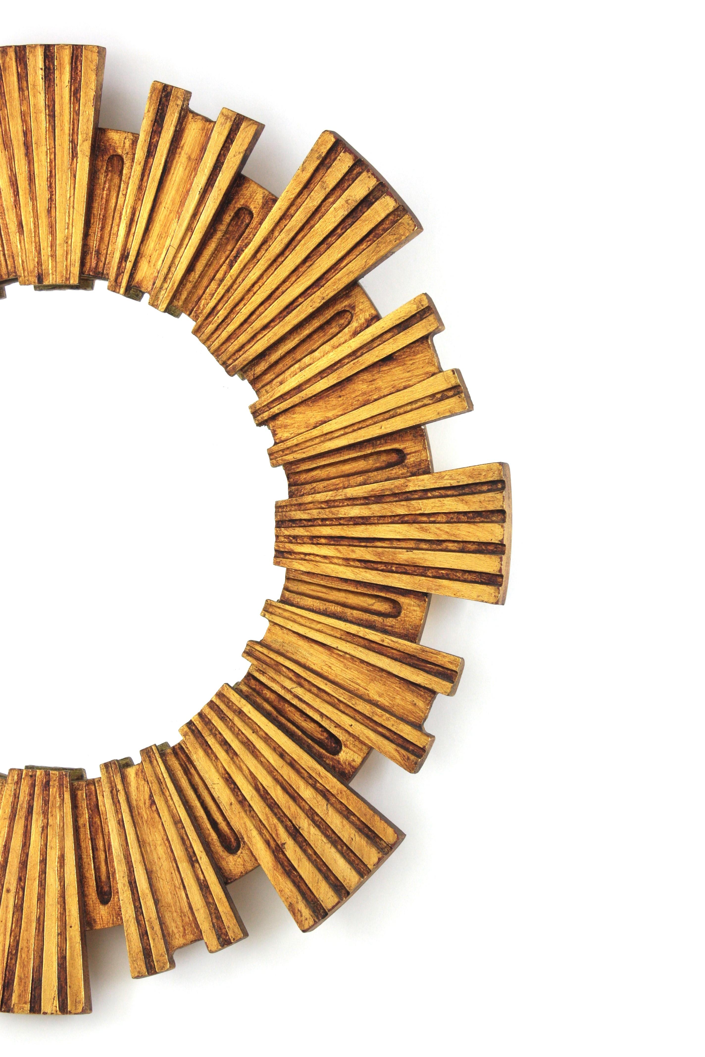 Espejo de mediados de siglo en madera de giltwood tallada, España Años 50 siglo XX en venta