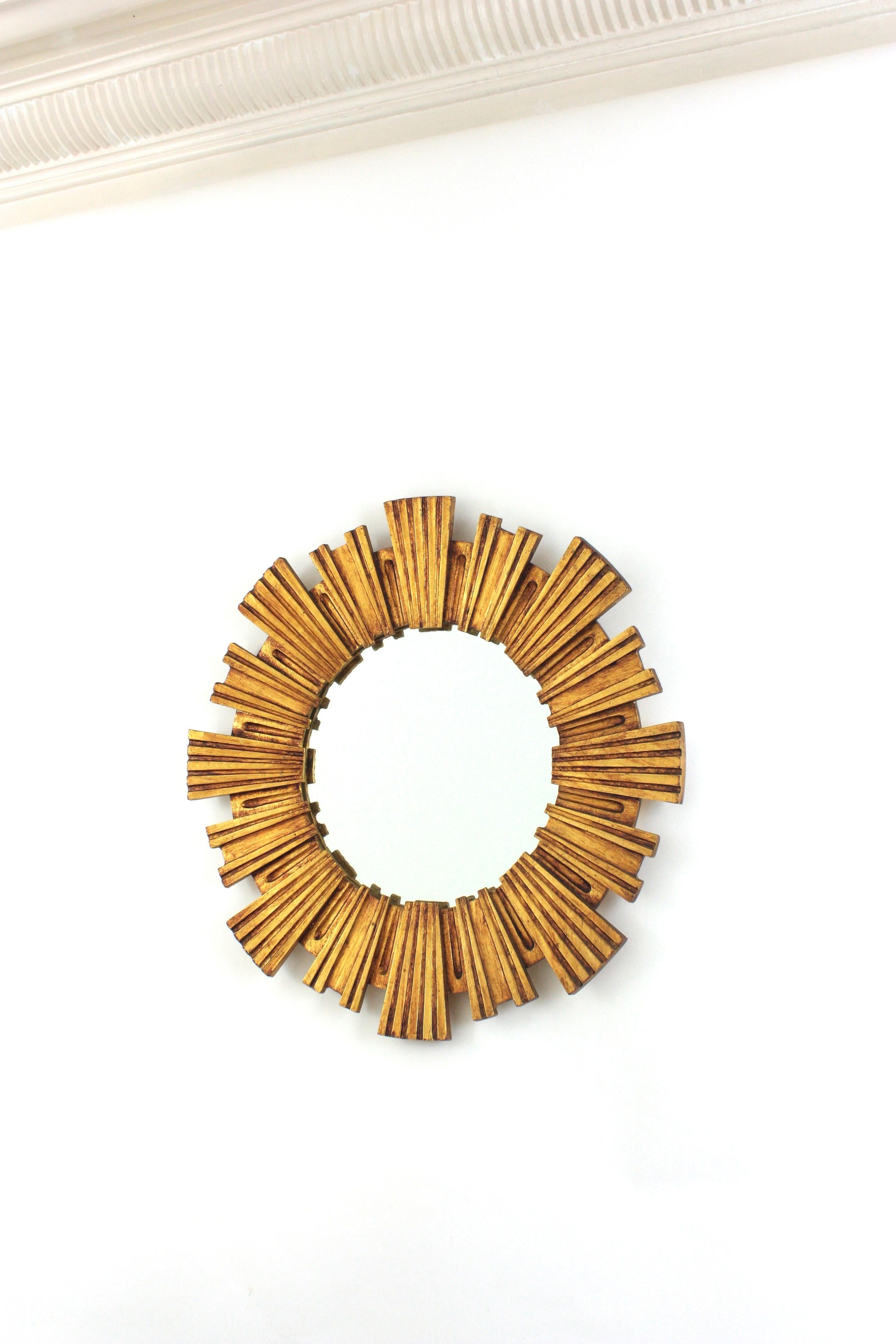 Espejo de mediados de siglo en madera de giltwood tallada, España Años 50 en venta 1