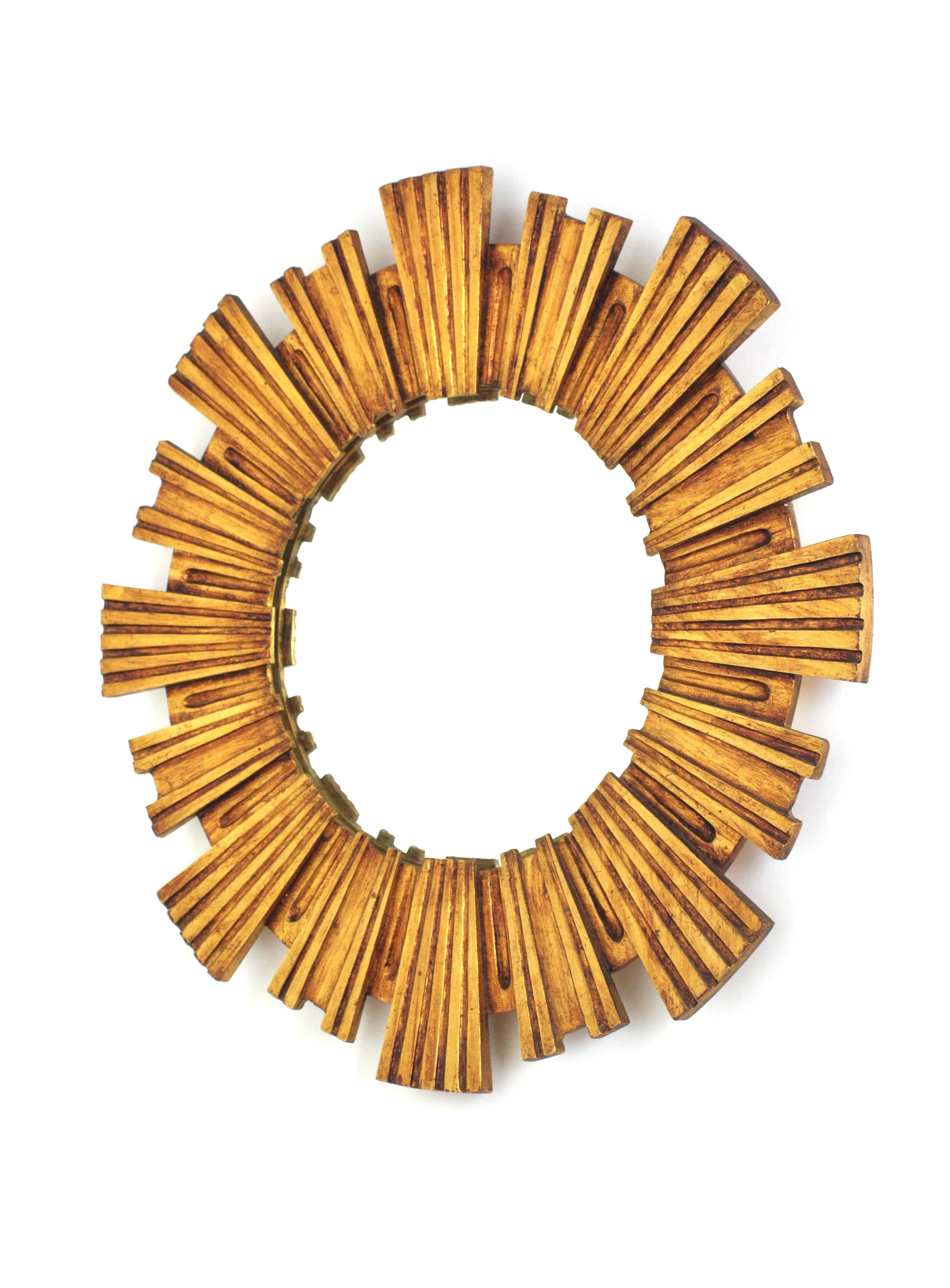 Espejo de mediados de siglo en madera de giltwood tallada, España Años 50 en venta 2