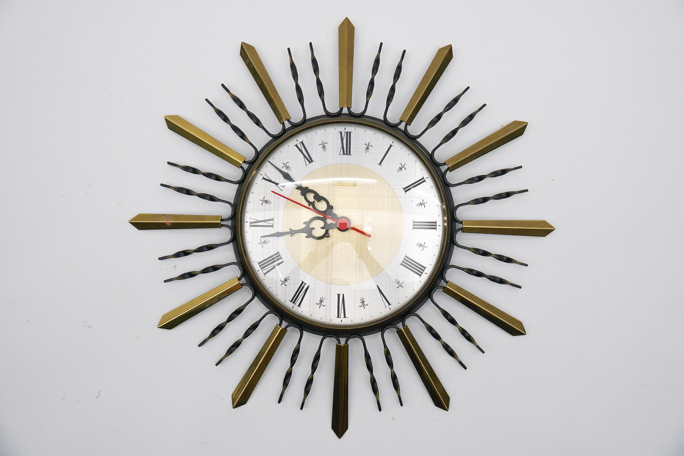 Stunning wall clock made of Iron & brass. 

An eye catcher par excellence.

Made in Germany.

We have tested it and it works.

Electric, battery operated clock.