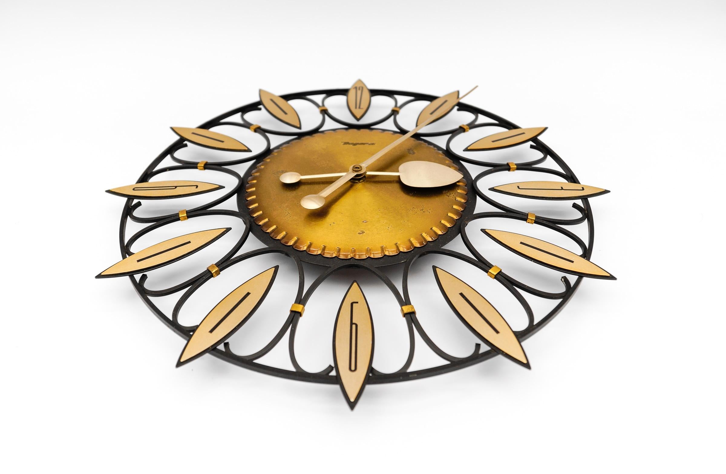 Allemand Horloge murale Sunburst de DUGENA en laiton, Allemagne, années 1960 en vente