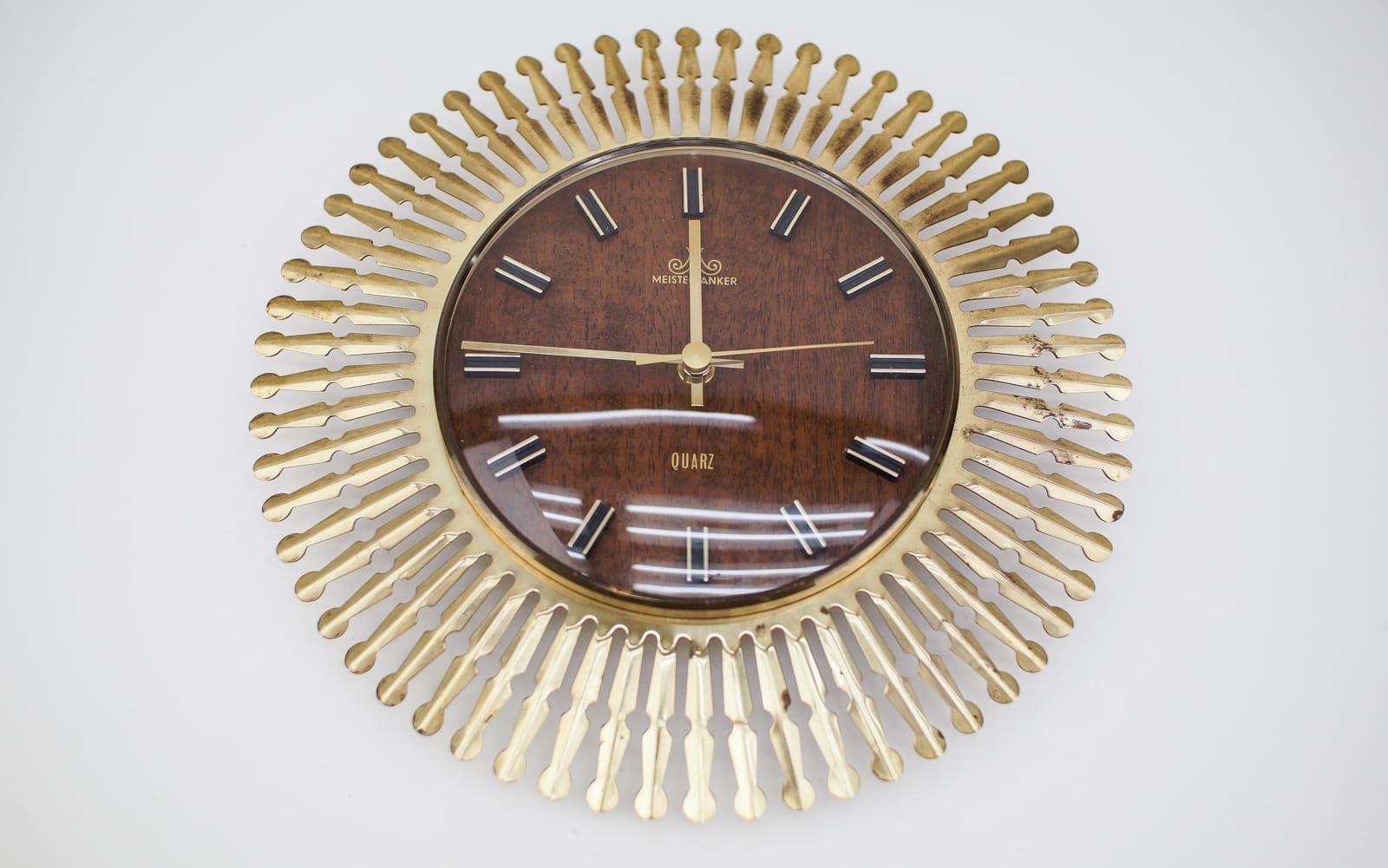 Reloj de pared Sunburst moderno de mediados de siglo de Meister Anker en latón, años 60 Alemania Metal en venta