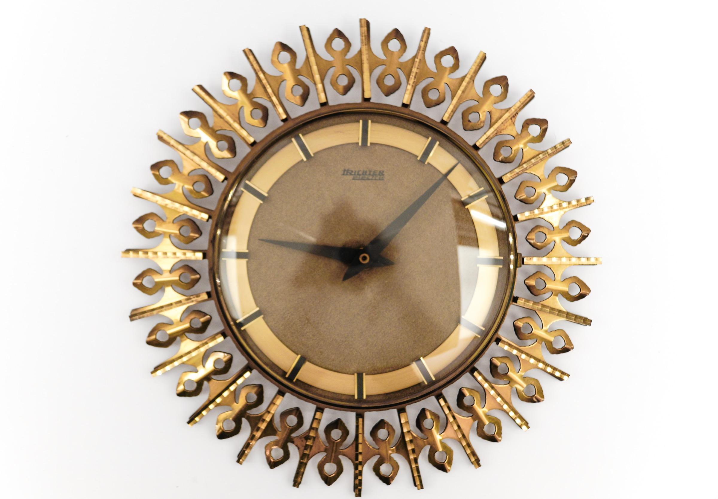 Superbe horloge murale en laiton, métal et verre. 

L'un des plus beaux modèles que j'ai vus à ce jour.

Un accroche-regard par excellence.

Fabriqué en Allemagne.

Horloge électrique à piles.