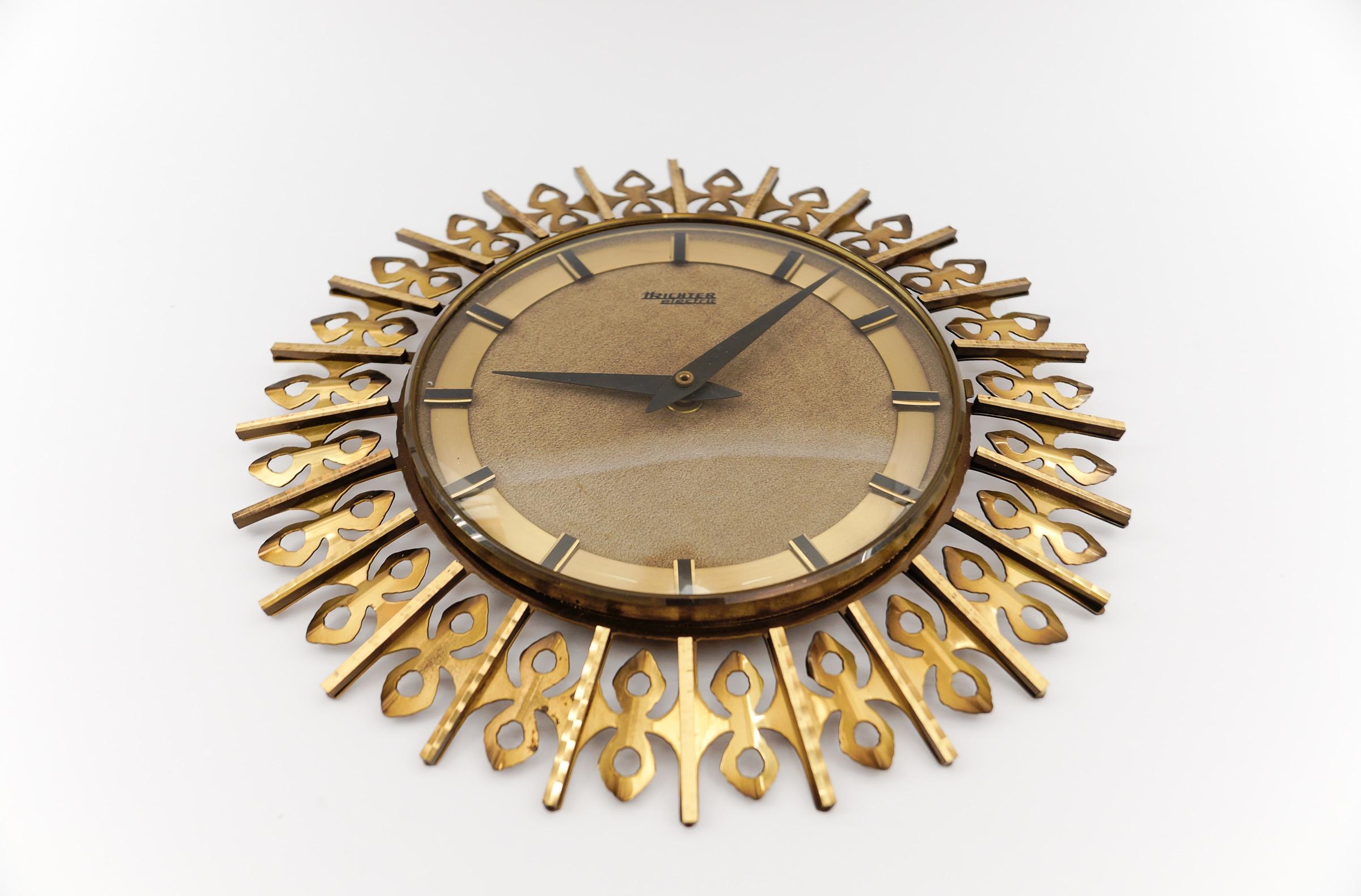 Mid-Century Modern Horloge murale Sunburst de TRICHTER en laiton, Allemagne, années 1960 en vente