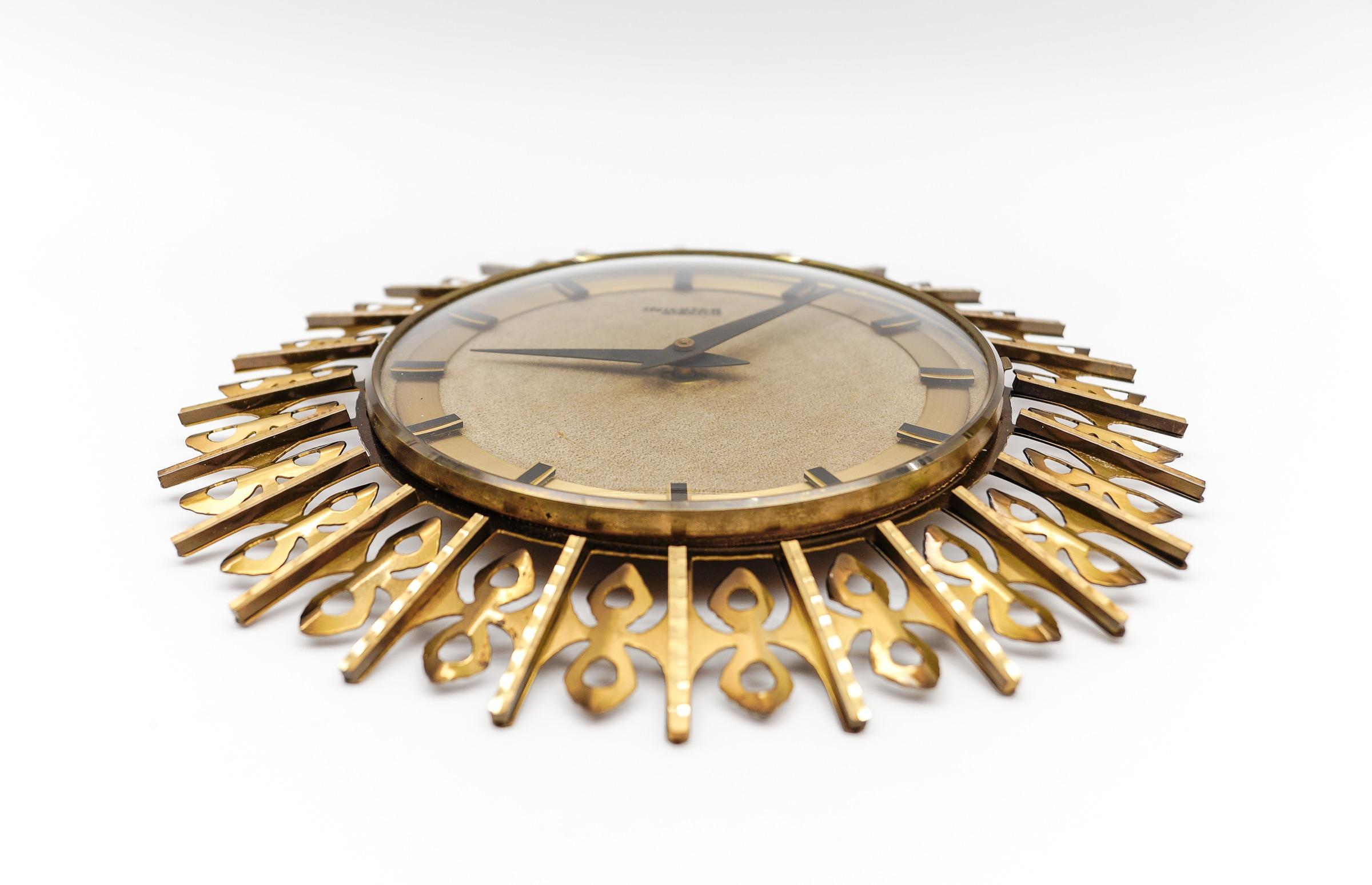 Allemand Horloge murale Sunburst de TRICHTER en laiton, Allemagne, années 1960 en vente