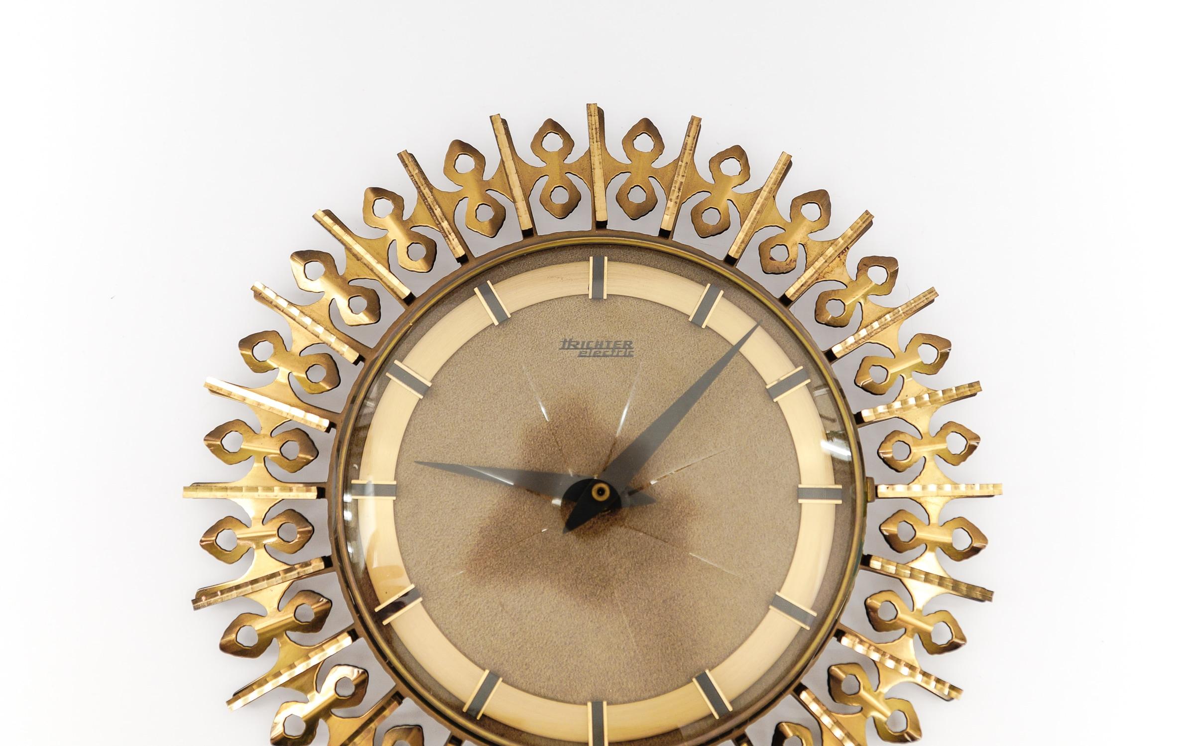 Milieu du XXe siècle Horloge murale Sunburst de TRICHTER en laiton, Allemagne, années 1960 en vente