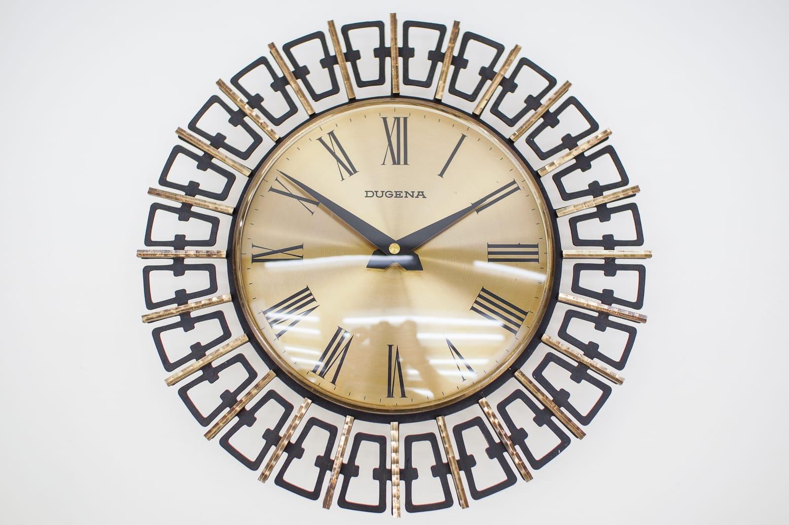 Superbe horloge murale en laiton, métal et verre. 

Un accroche-regard par excellence.

Fabriqué en Allemagne.

Horloge électrique à piles.
