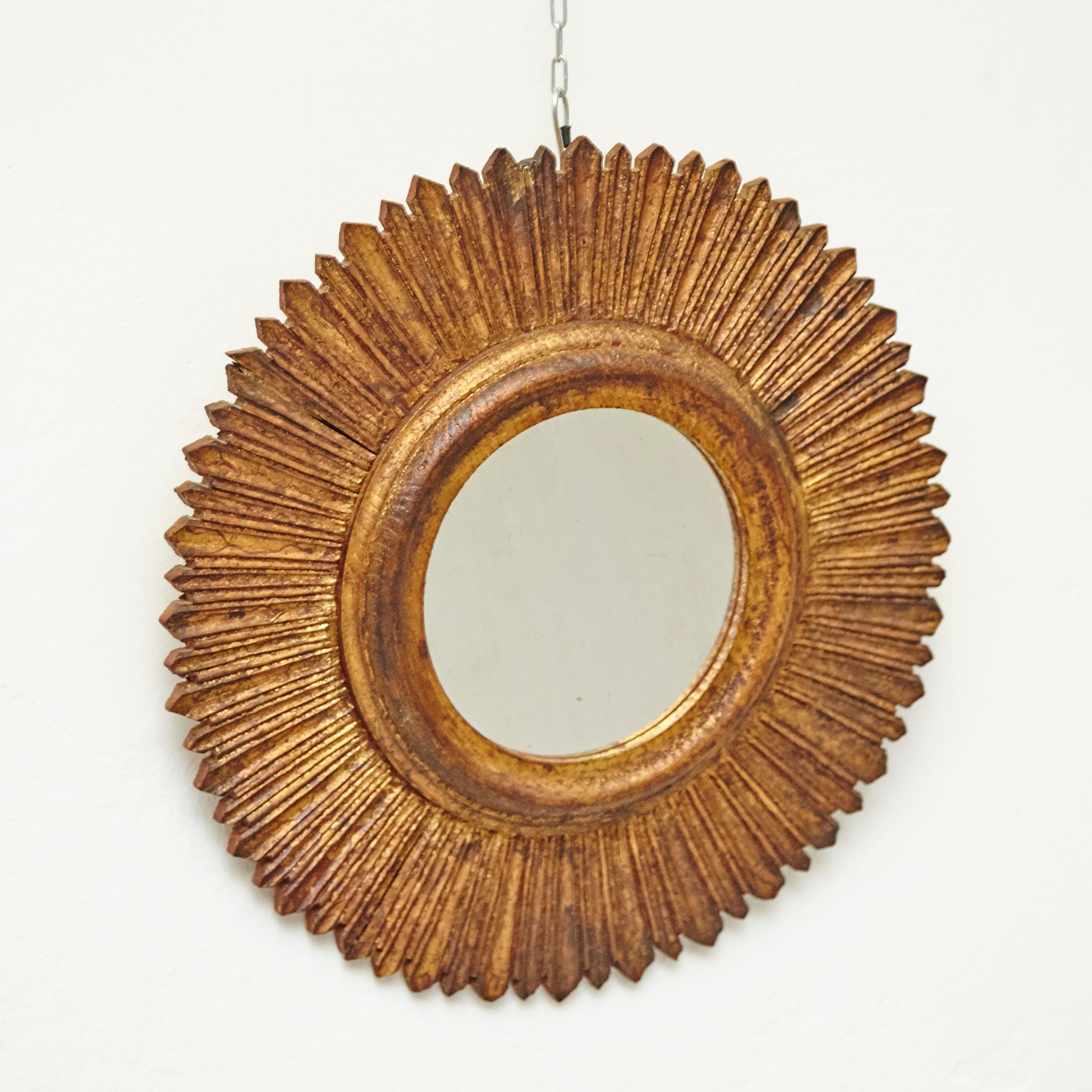 Mid-Century Modern sunburst wall mirror.
By unknown manufacturer, France, circa 1960.
In original condition, with minor wear consistent with age and use, preserving a beautiful patina.

Materials:
Mirror
Wood

Dimensions:
Ø 38 cm x D 3 cm.