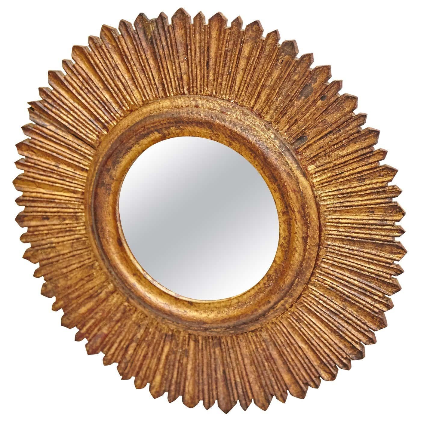 Specchio da parete a raggiera in stile Mid-Century Modern.
Di produttore sconosciuto, Francia, circa 1960.
In condizioni originali, con lievi usure dovute all'età e all'uso, che conservano una bella patina.

Materiali:
Specchio
Legno

Dimensioni:
Ø