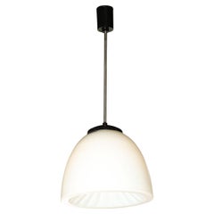 Pendentif en verre dépoli blanc Sunburst de style moderne du milieu du siècle dernier avec garnitures en émail noir