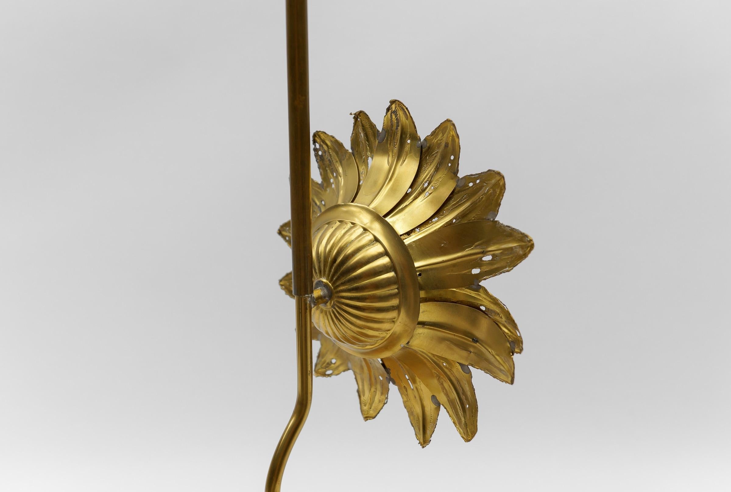 Moderne Sonnenblumen-Tischlampe aus Messing und Holz aus der Mitte des Jahrhunderts, 1960er Jahre   im Angebot 8