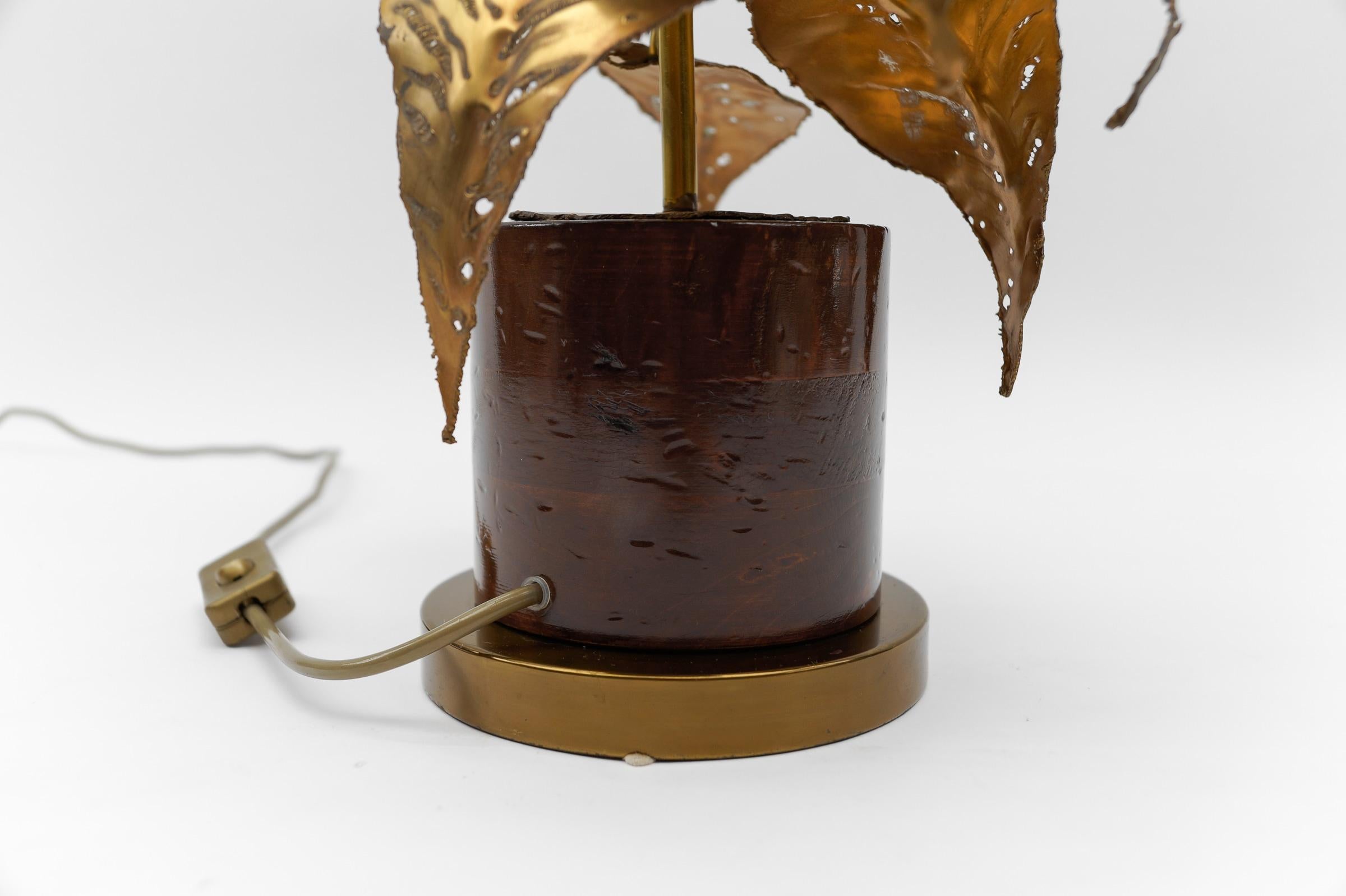 Mid-Century Modern Sunflower Table Lamp made in Brass and Wood, 1960s   For Sale 10