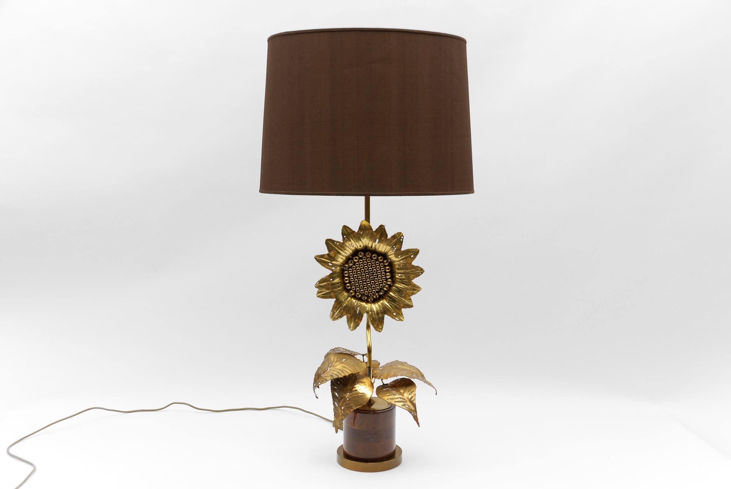 Mid-Century Modern Sunflower Table Lamp made in Brass and Wood, 1960s

Dimension with lamp shade:
Height: 37.00 in (93 cm)
Width: 18.50 in (47 cm)
Depth: 11.81 in (30 cm)

Dimension without lamp shade:
Height: 27.95 in (71 cm)
Width: 11.41 in (29