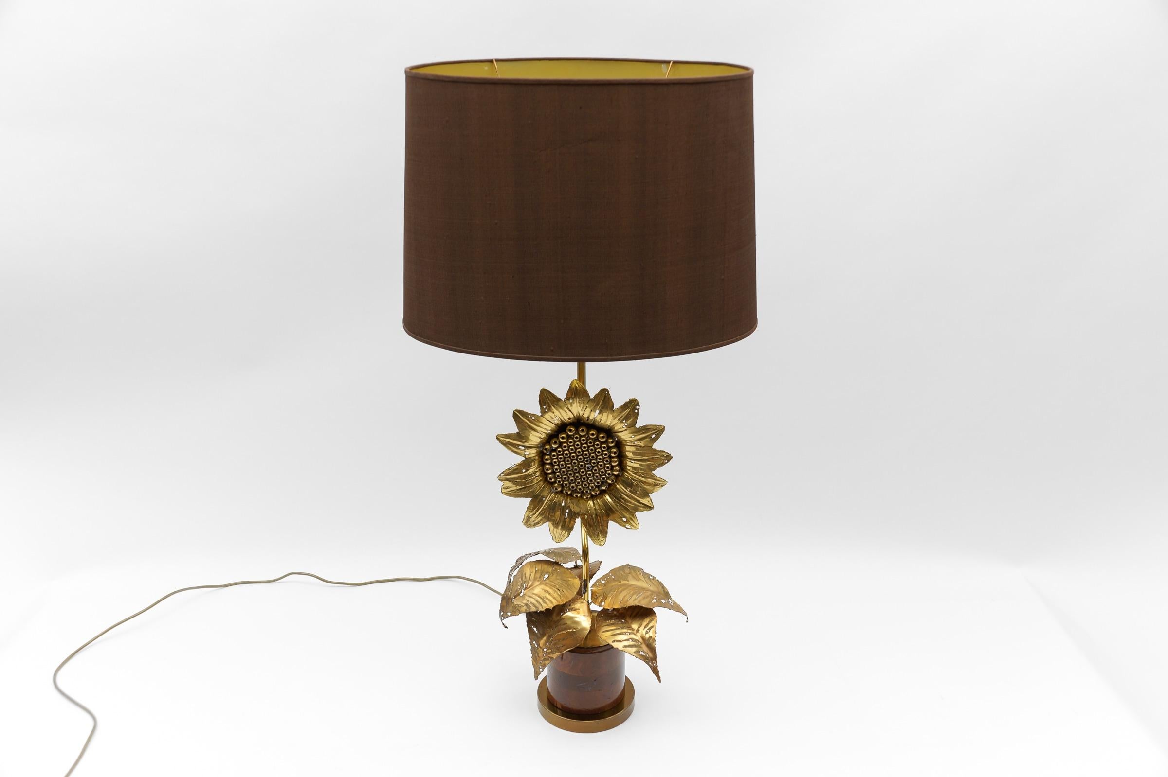 Moderne Sonnenblumen-Tischlampe aus Messing und Holz aus der Mitte des Jahrhunderts, 1960er Jahre   (Mitte des 20. Jahrhunderts) im Angebot