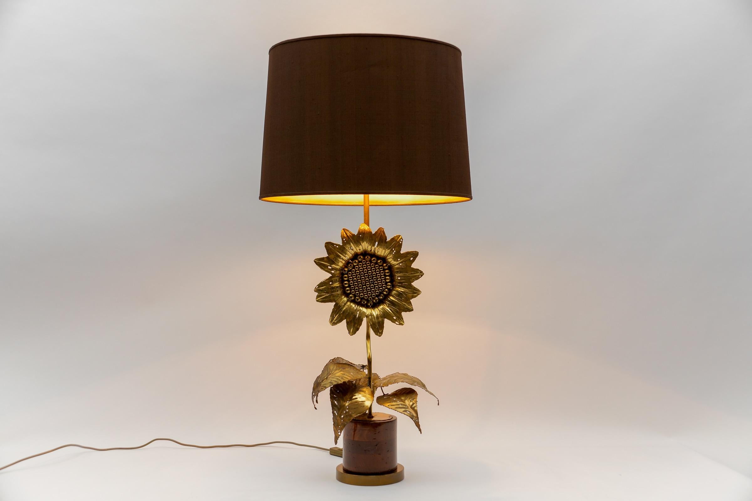 Moderne Sonnenblumen-Tischlampe aus Messing und Holz aus der Mitte des Jahrhunderts, 1960er Jahre   (Metall) im Angebot