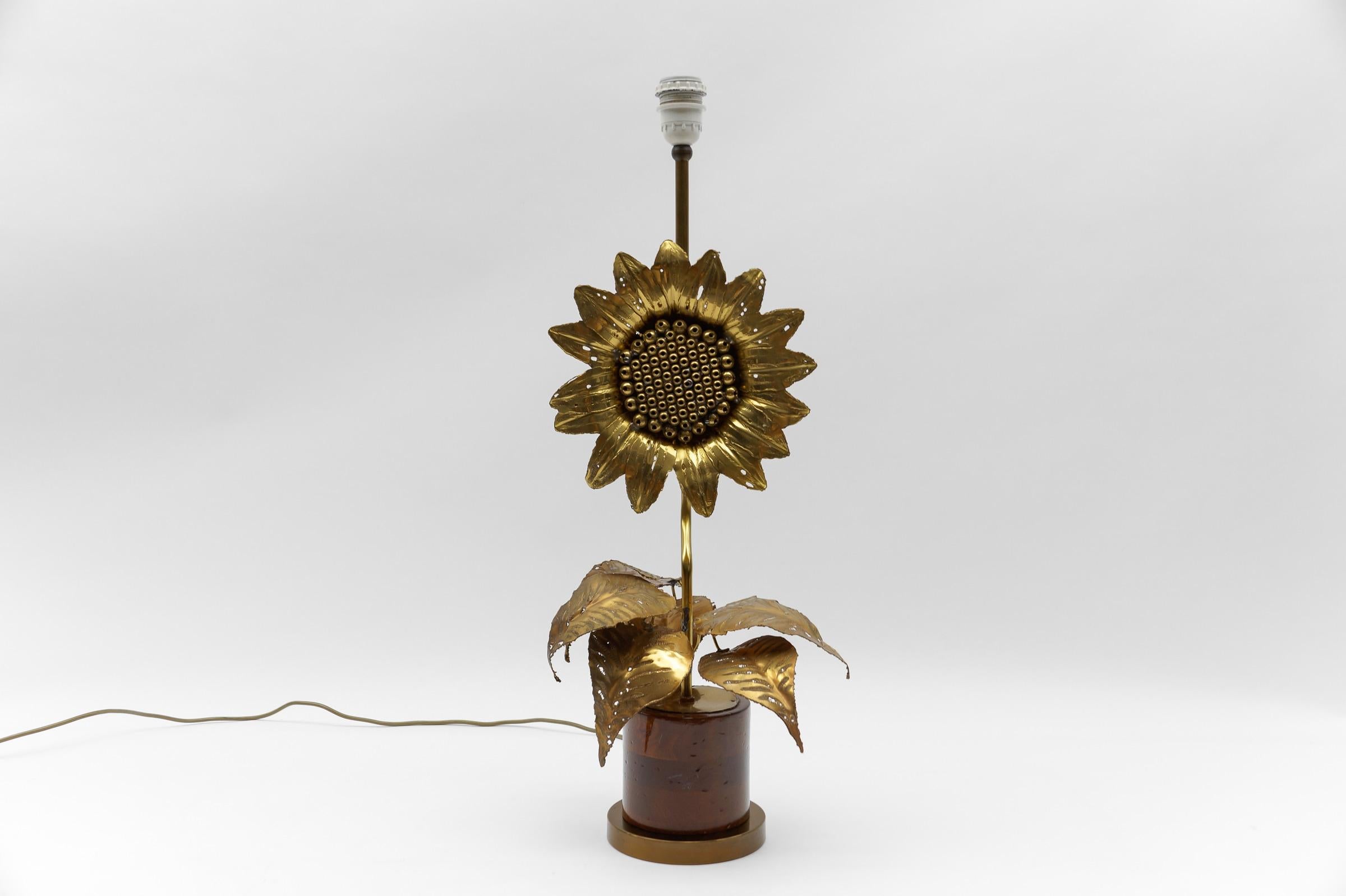 Moderne Sonnenblumen-Tischlampe aus Messing und Holz aus der Mitte des Jahrhunderts, 1960er Jahre   im Angebot 1