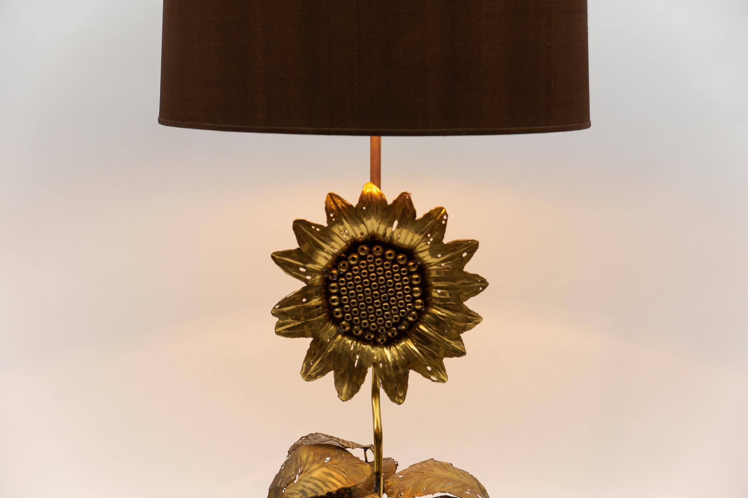 Moderne Sonnenblumen-Tischlampe aus Messing und Holz aus der Mitte des Jahrhunderts, 1960er Jahre   im Angebot 3