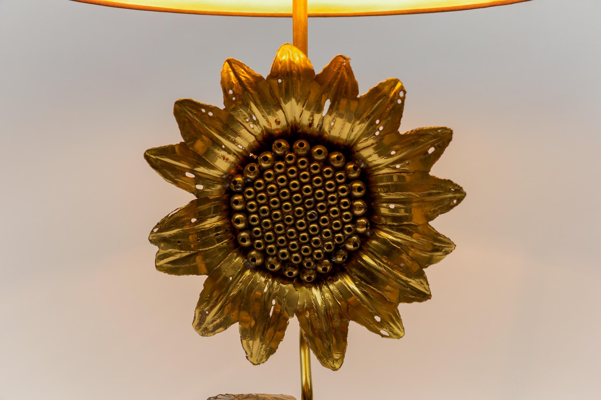 Moderne Sonnenblumen-Tischlampe aus Messing und Holz aus der Mitte des Jahrhunderts, 1960er Jahre   im Angebot 4