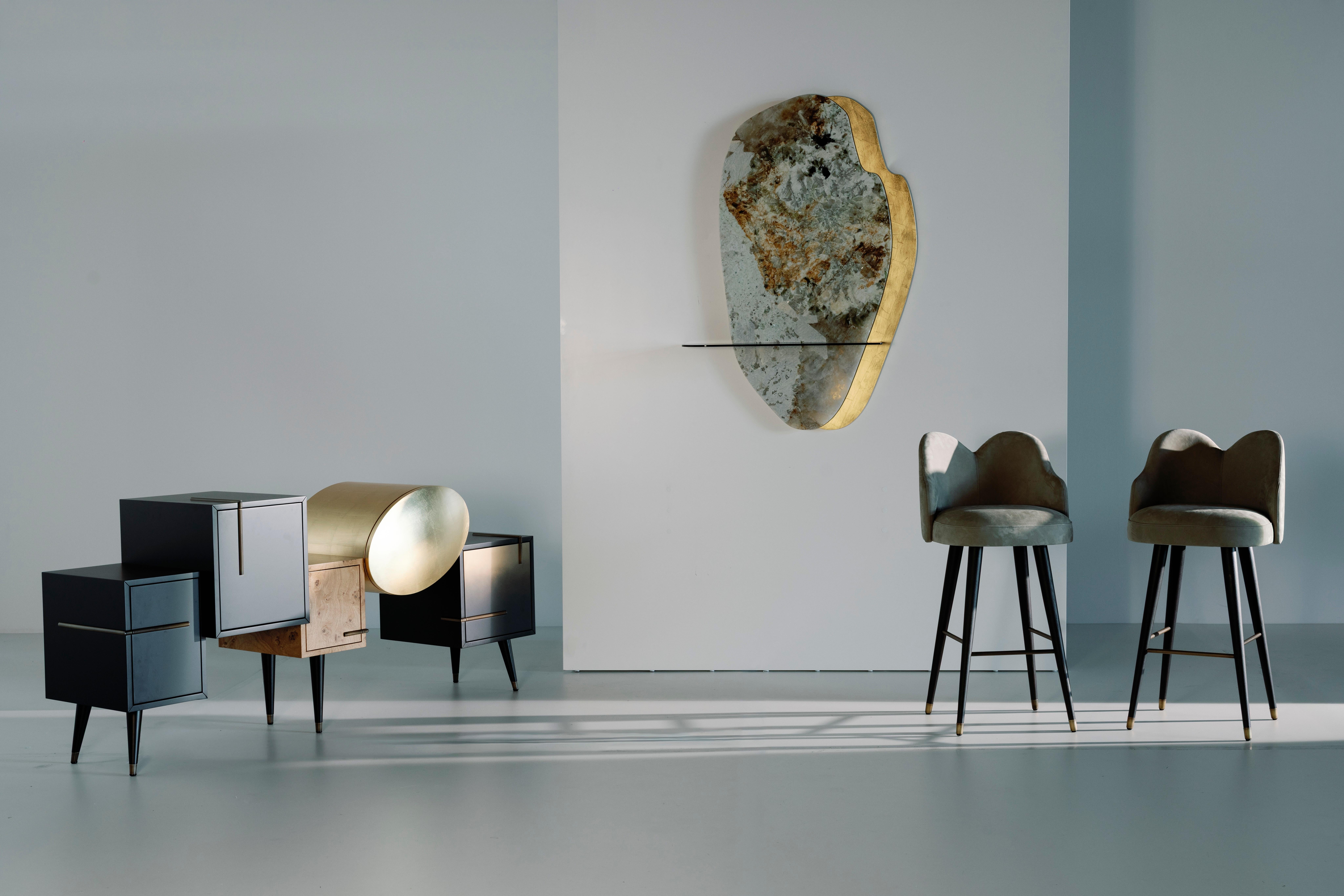Credenza Sunshine, collezione contemporanea, realizzata a mano in Portogallo - Europa da Greenapple.

La credenza moderna Sunshine esplora il gioco di luci e ombre attraverso la sua audace composizione geometrica, creando un design unico e
