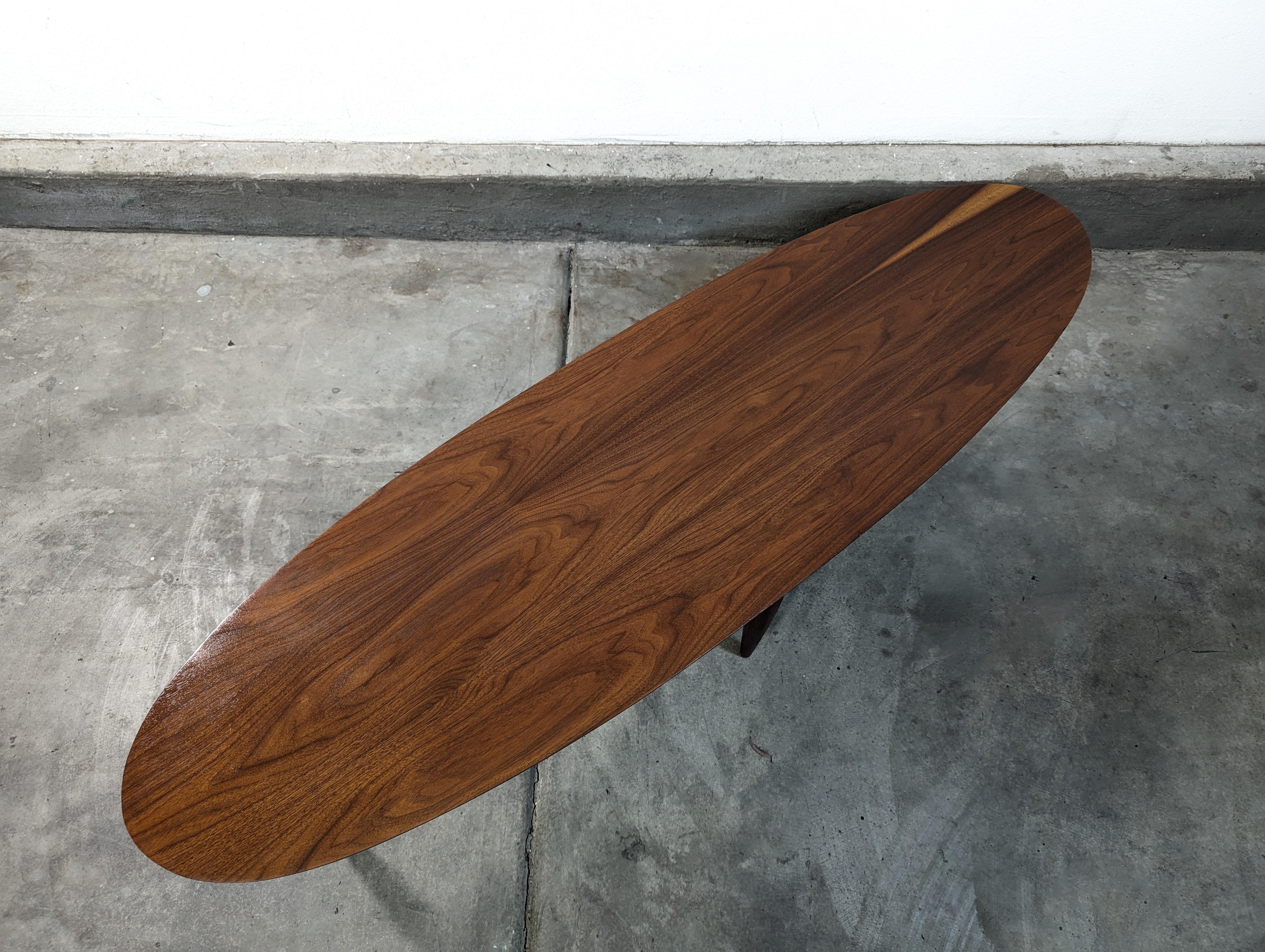 Mid-Century Modern Table basse en forme de planche de surf, The Moderns, Mersman, c1960s en vente