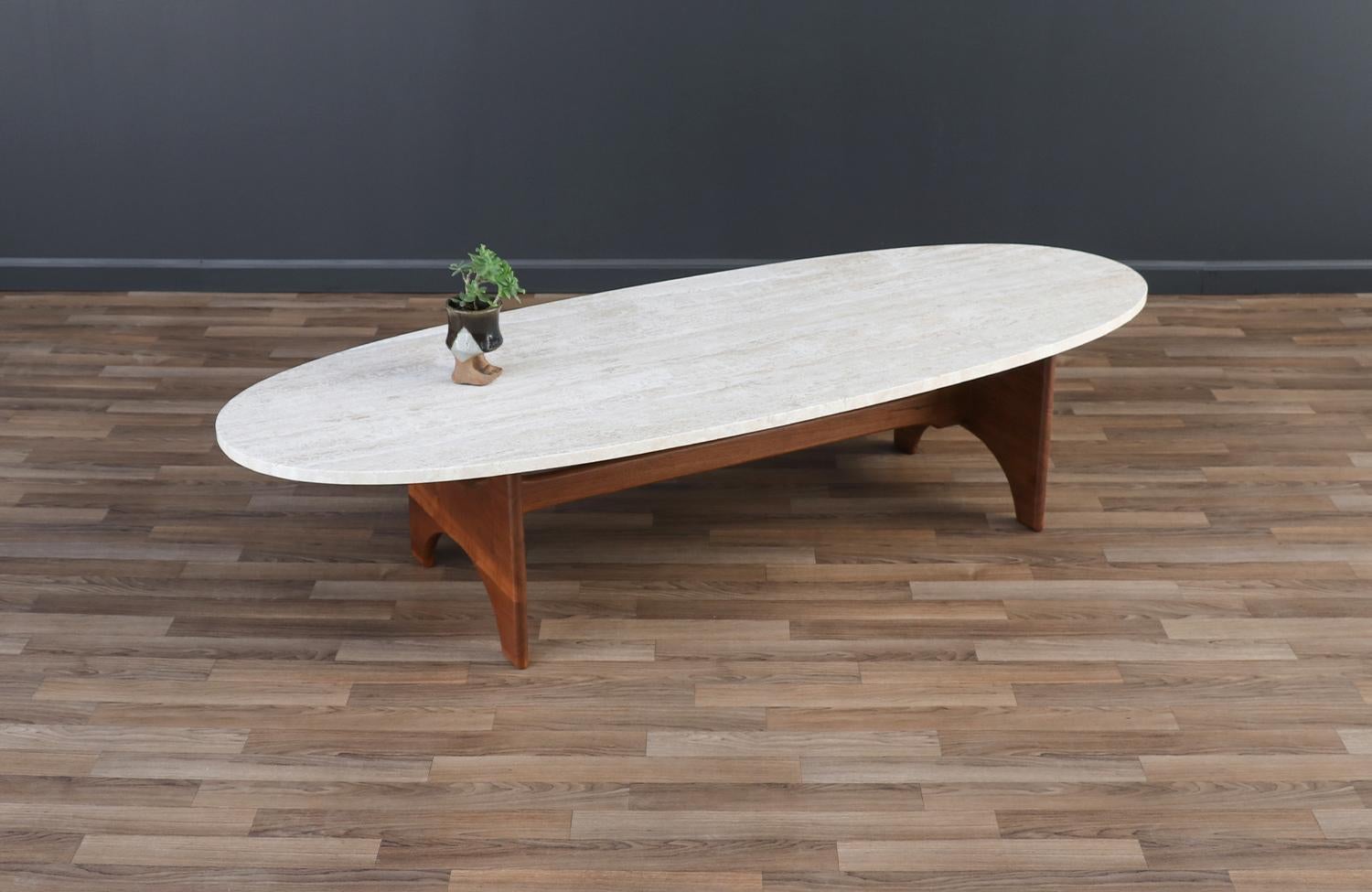 Américain Table basse « Surfboard » moderne du milieu du siècle dernier avec plateau en pierre de travertin en vente
