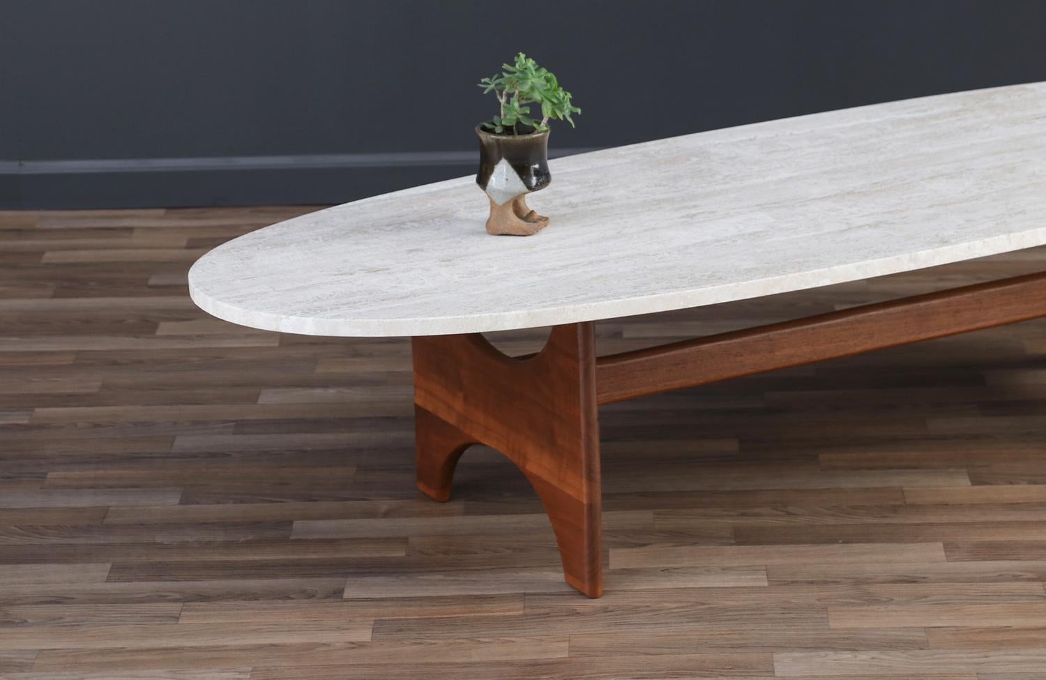 Pierre Table basse « Surfboard » moderne du milieu du siècle dernier avec plateau en pierre de travertin en vente
