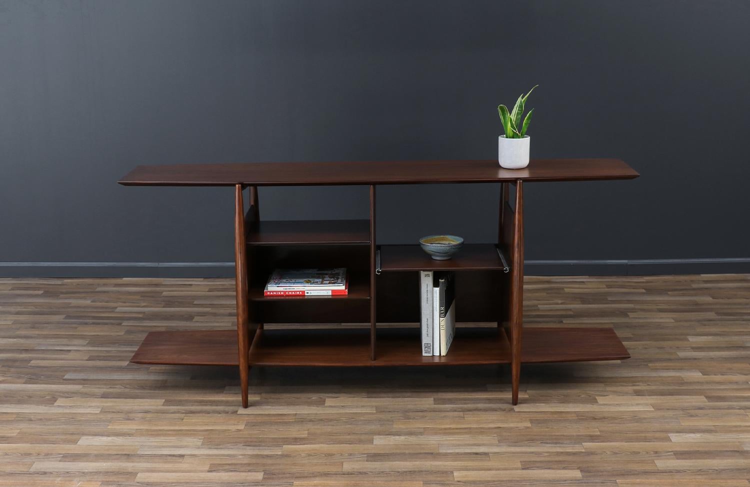 Mid-Century moderno Libreria a piani a forma di tavola da surf moderna di metà secolo in vendita