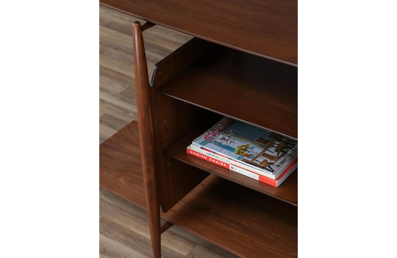 Metà XX secolo Libreria a piani a forma di tavola da surf moderna di metà secolo in vendita