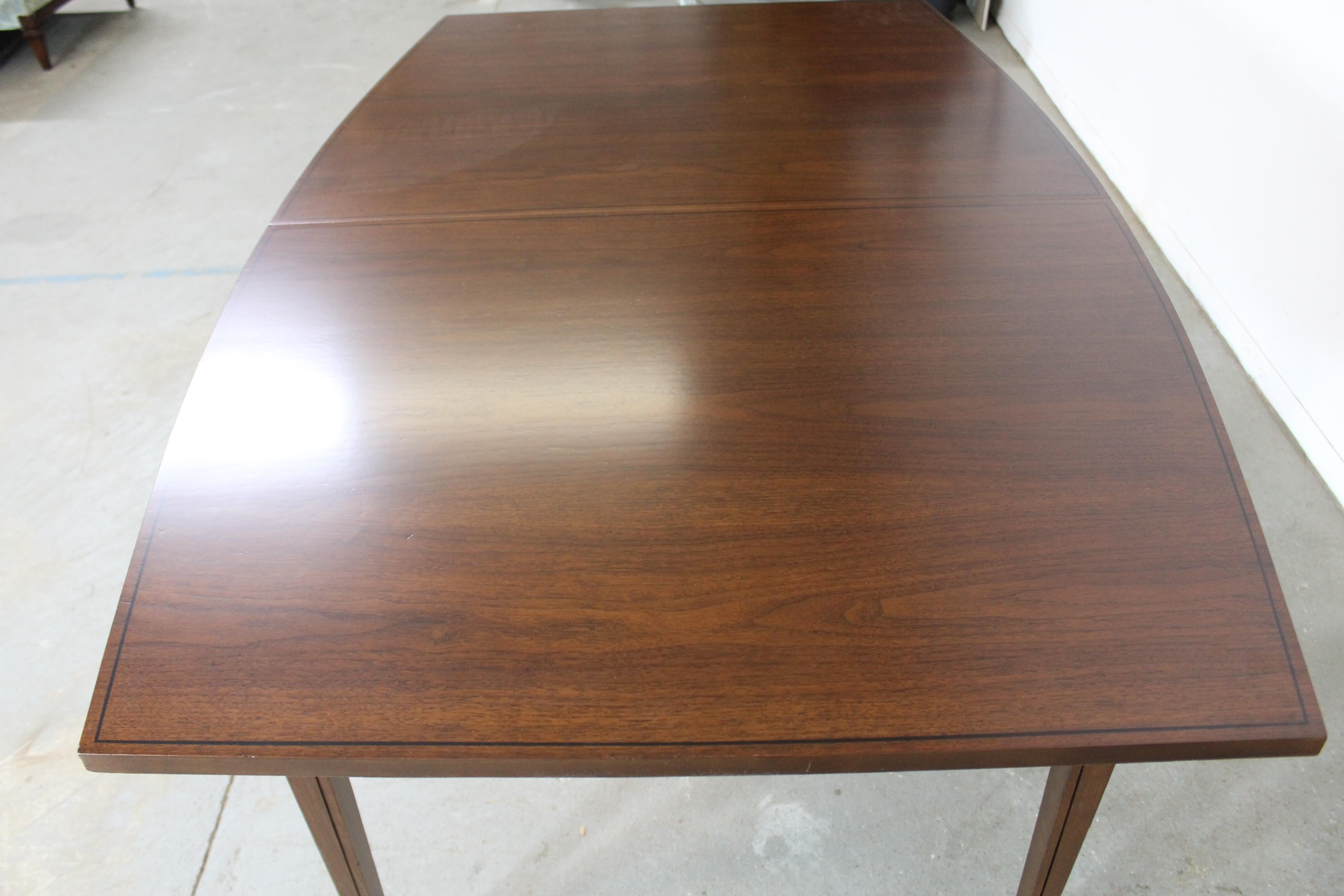Mid-Century Modern Surfboard Walnut Dining Table by Broyhill In Good Condition For Sale In Wilmington, DE
