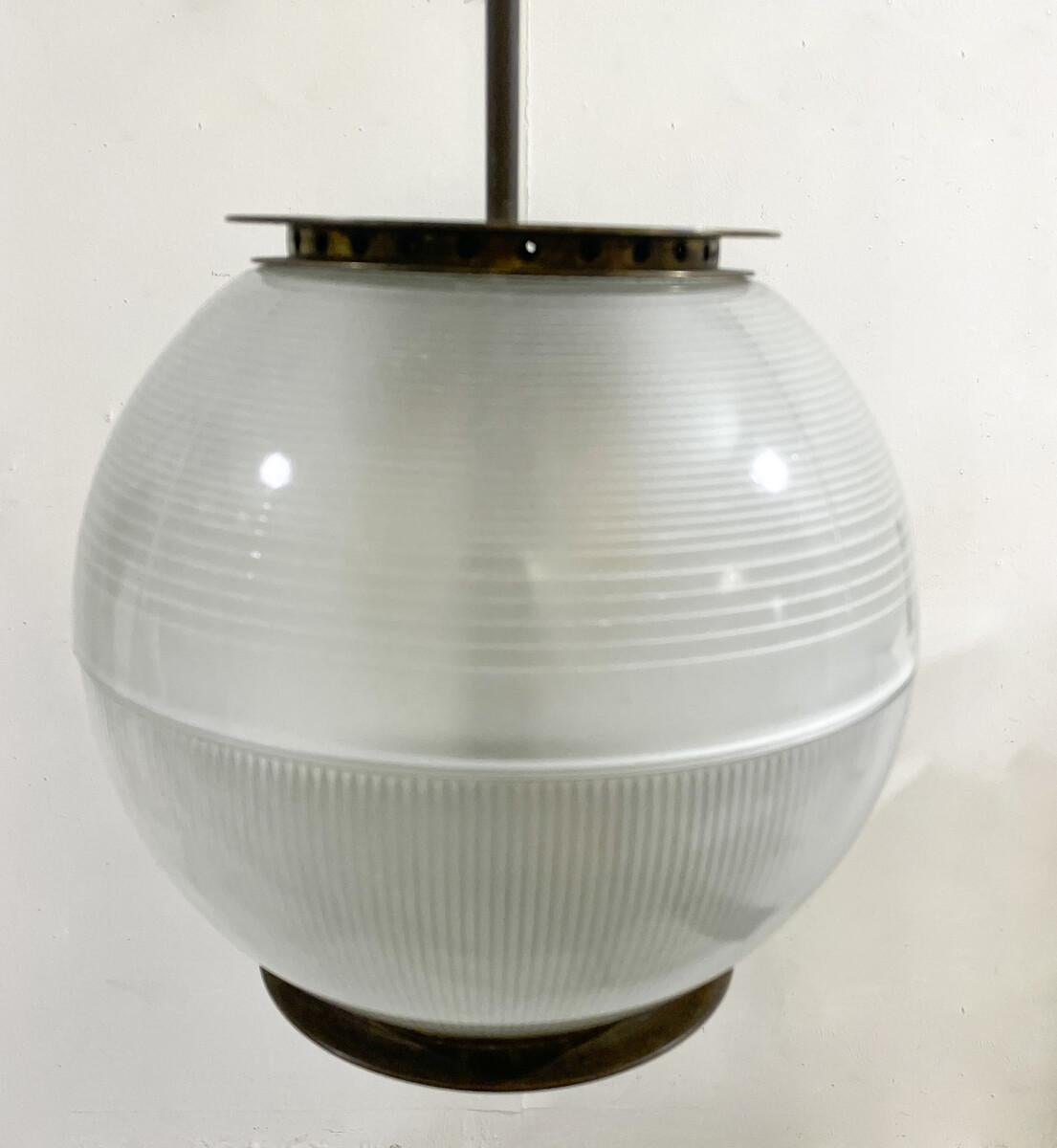 Sospensione moderna di metà secolo di Ignazio Gardella per Azucena, 1950

Ignazio Gardella (nato nel 1905 a Milano e morto nel 1999 a Oleggio) è stato un architetto e designer italiano, nato in una famiglia di architetti. La sua lunga attività