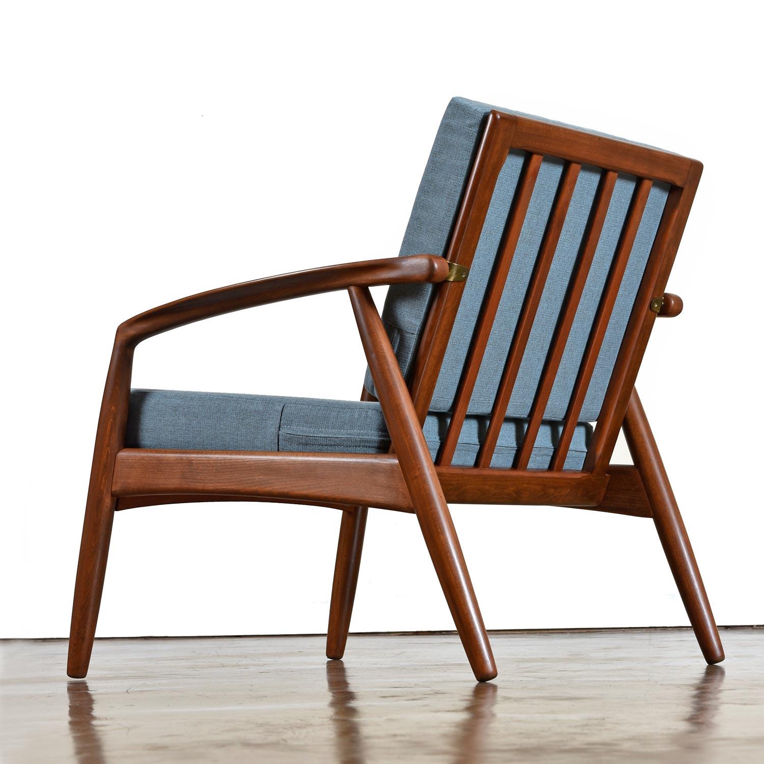 This stunning Danish made lounge chair by Bowa is one of the finest wood frame sofa’s we have seen from the period. Vintage early 1960s, Svend Age Madsen expands on the quintessential wood frame armchair to create something truly special. The arched