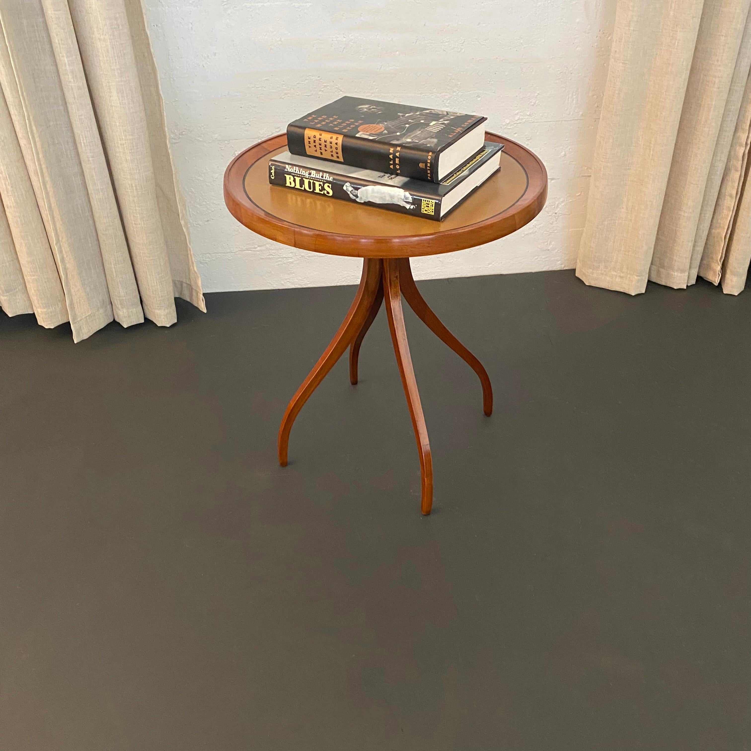 Pelle Mid-Century Modern Swag Leg Side Table By Kipp Stewart And Stewart MacDougal in vendita
