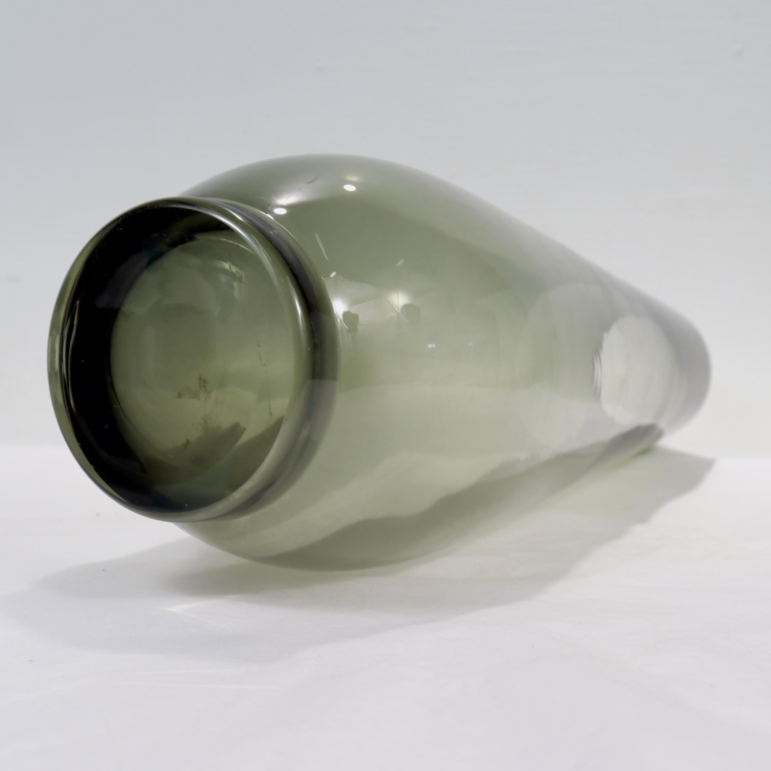 Vase en verre d'art suédois moderne du milieu du siècle dernier attribué à Gullaskruf en vente 3