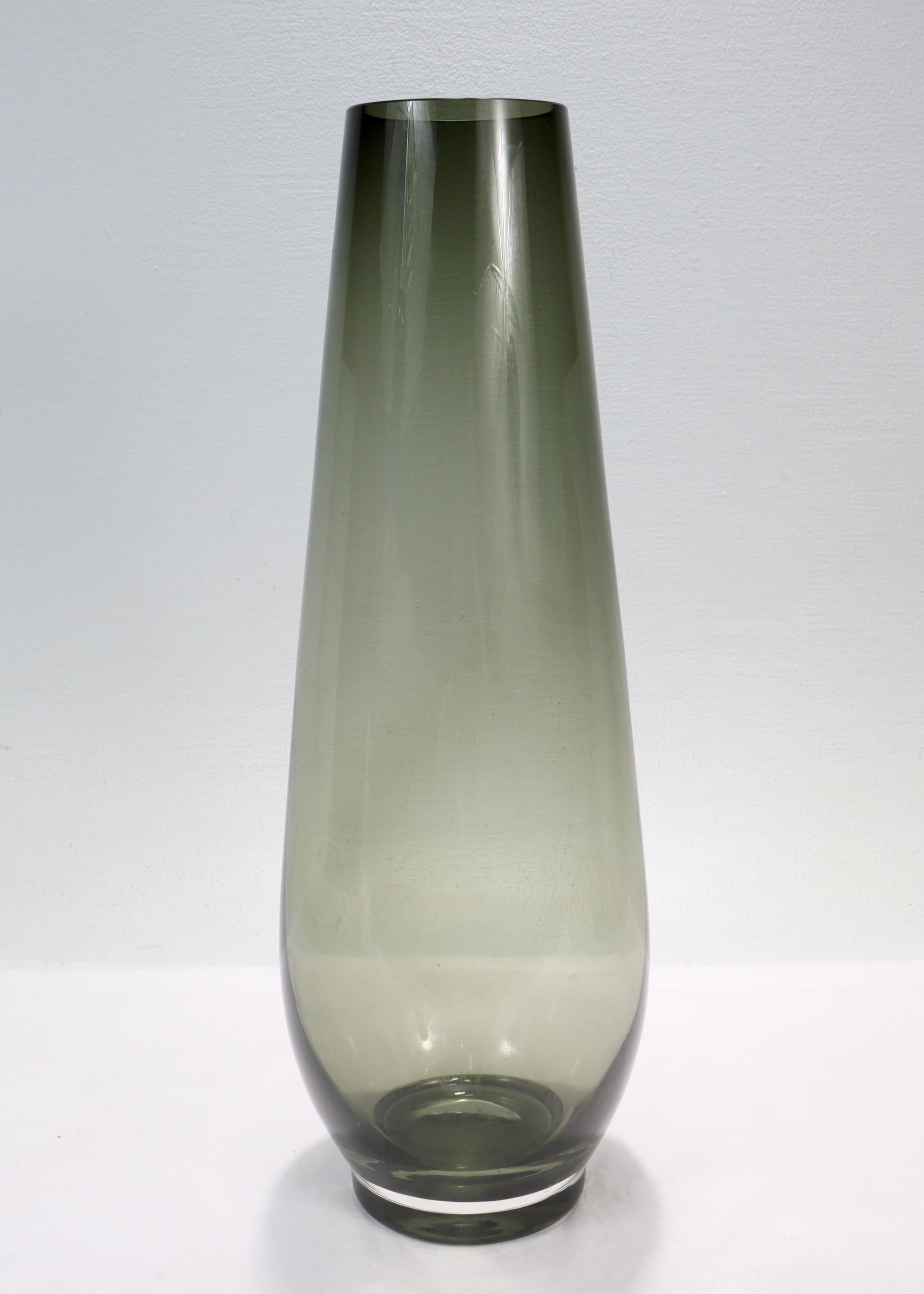 Mid-Century Modern Swedish Art Glass Vase Attributed to Gullaskruf In Good Condition For Sale In Philadelphia, PA