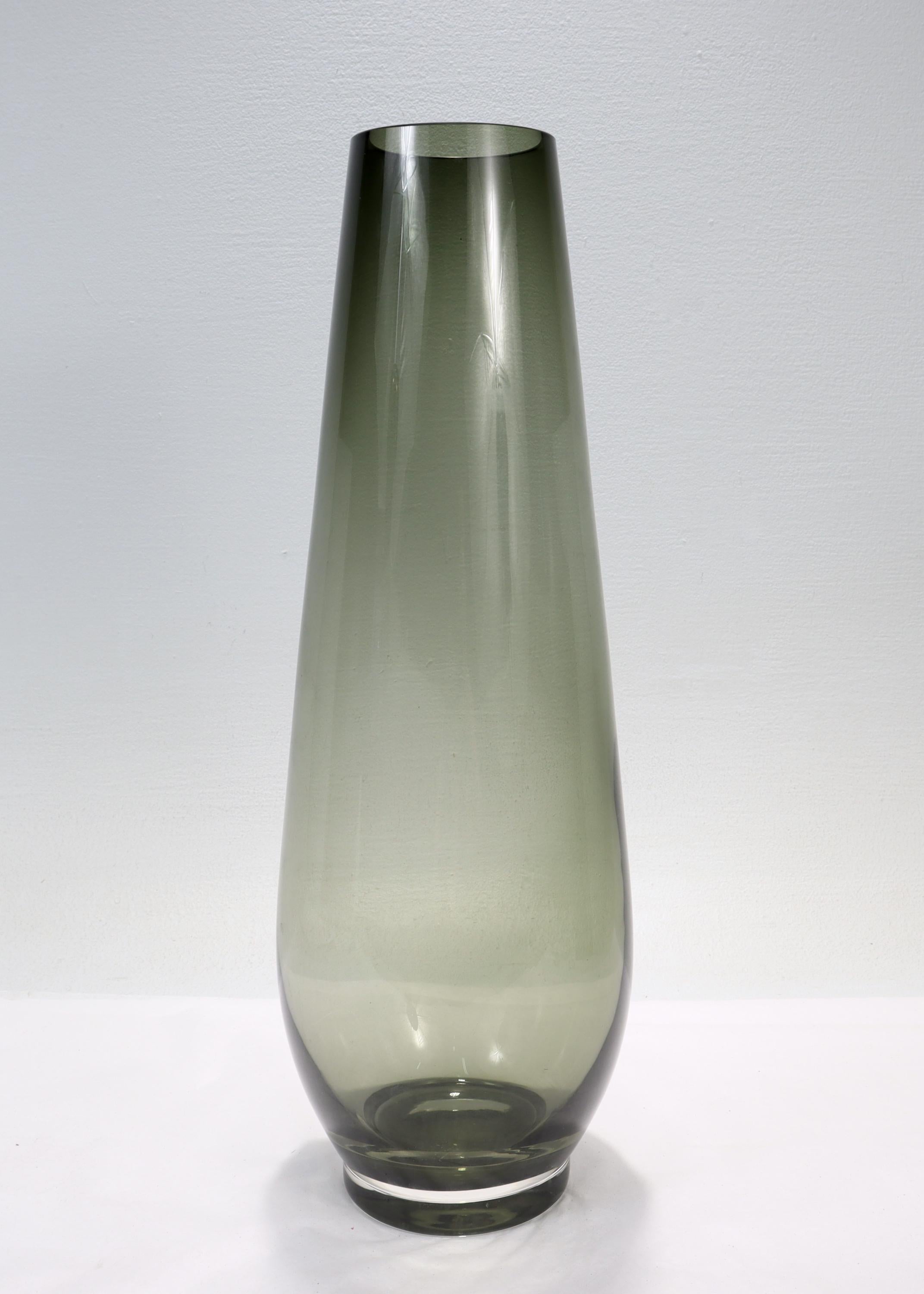 Suédois Vase en verre d'art suédois moderne du milieu du siècle dernier attribué à Gullaskruf en vente