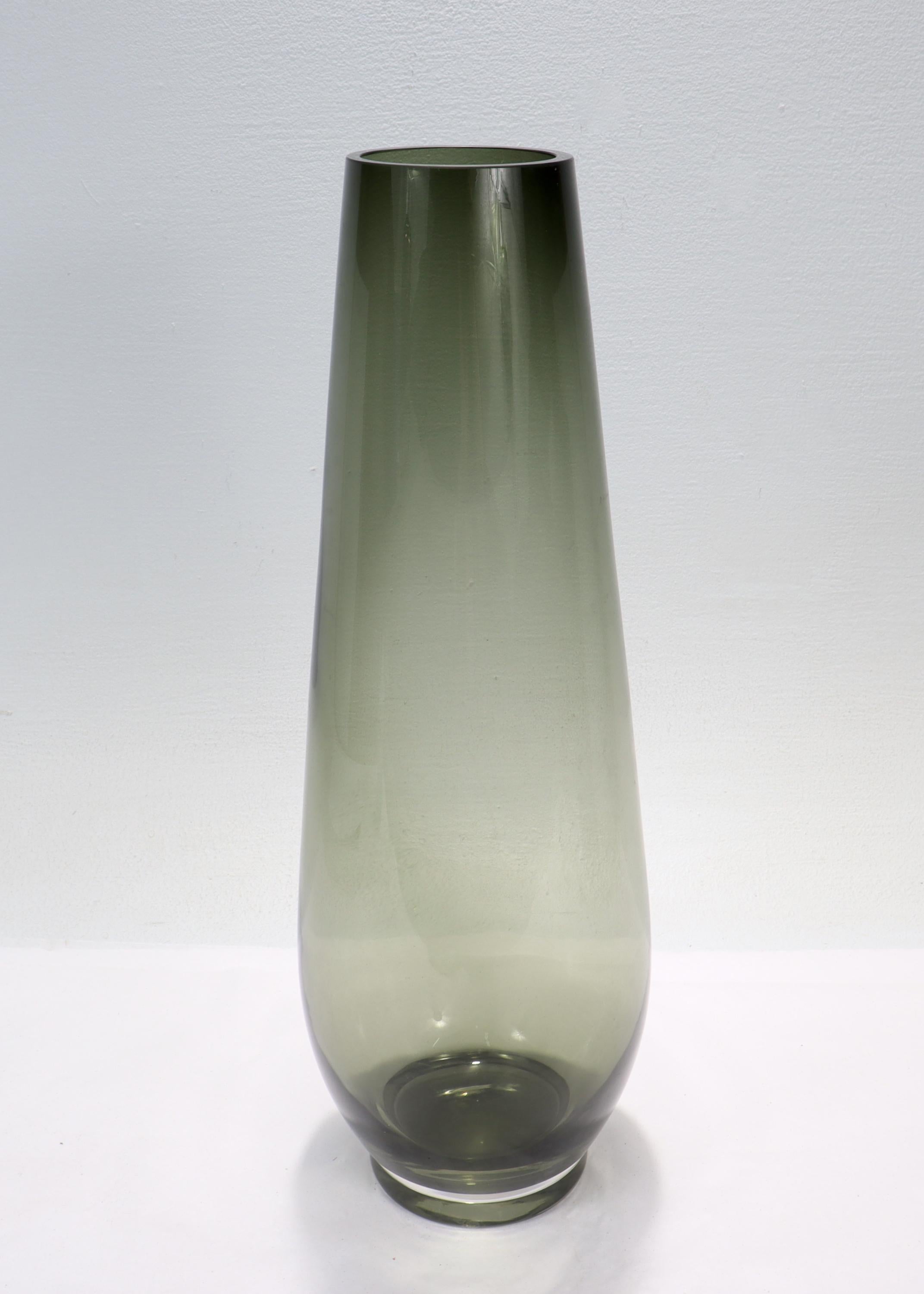 Vase en verre d'art suédois moderne du milieu du siècle dernier attribué à Gullaskruf Bon état - En vente à Philadelphia, PA
