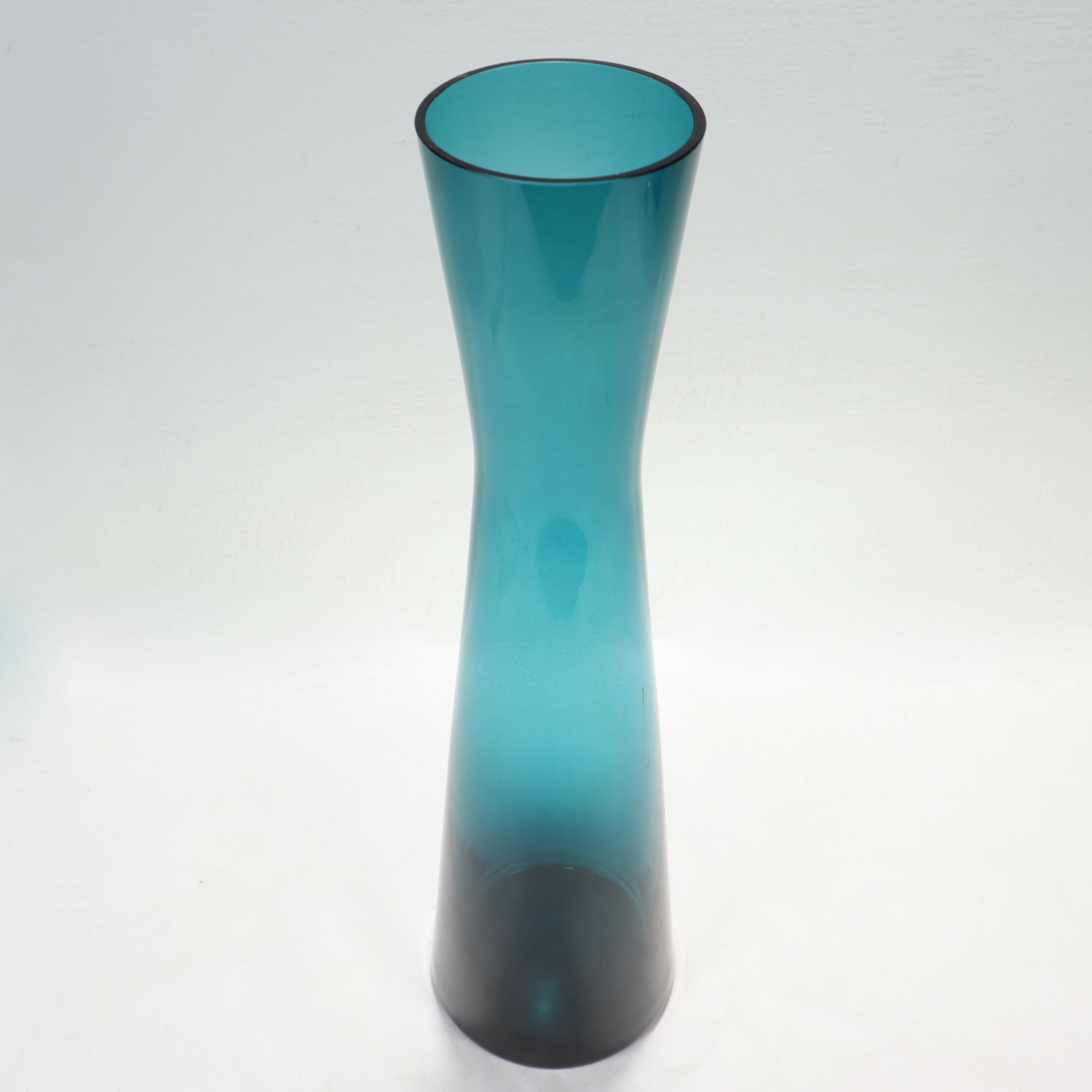 Mid-Century Modern Swedish Art Glass Vase Attributed to Gullaskruf For Sale 2