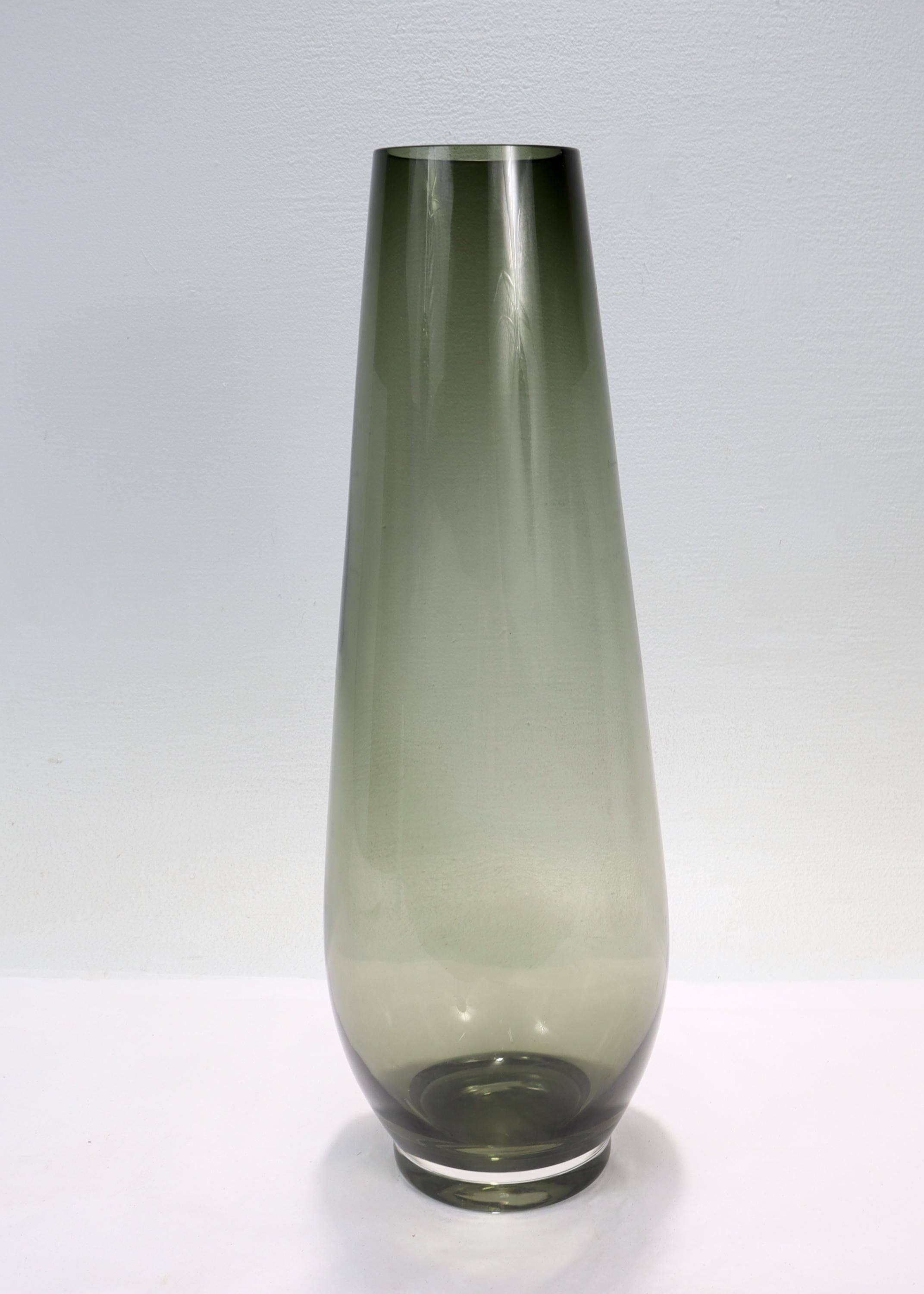 20ième siècle Vase en verre d'art suédois moderne du milieu du siècle dernier attribué à Gullaskruf en vente