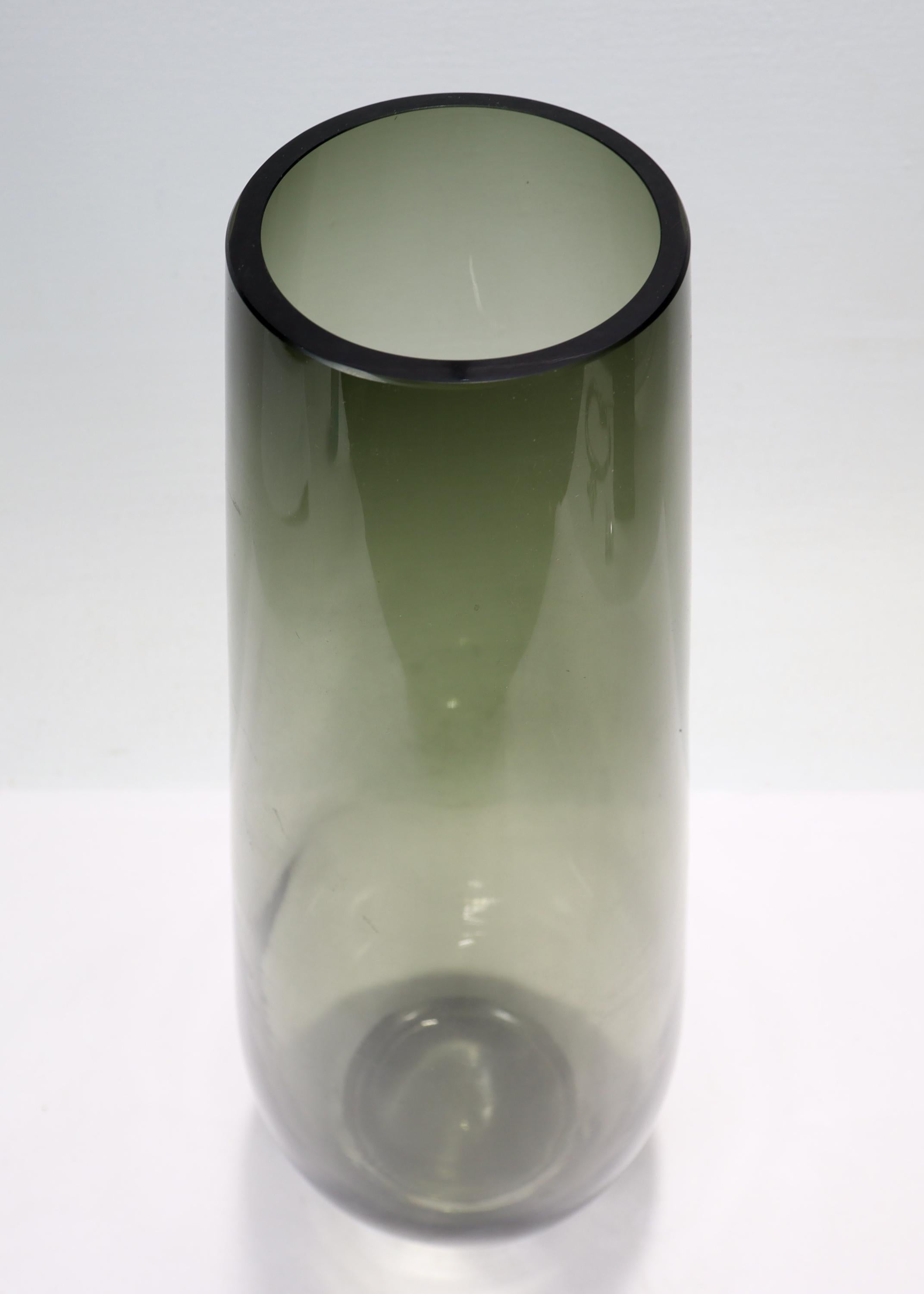 Vase en verre d'art suédois moderne du milieu du siècle dernier attribué à Gullaskruf en vente 1
