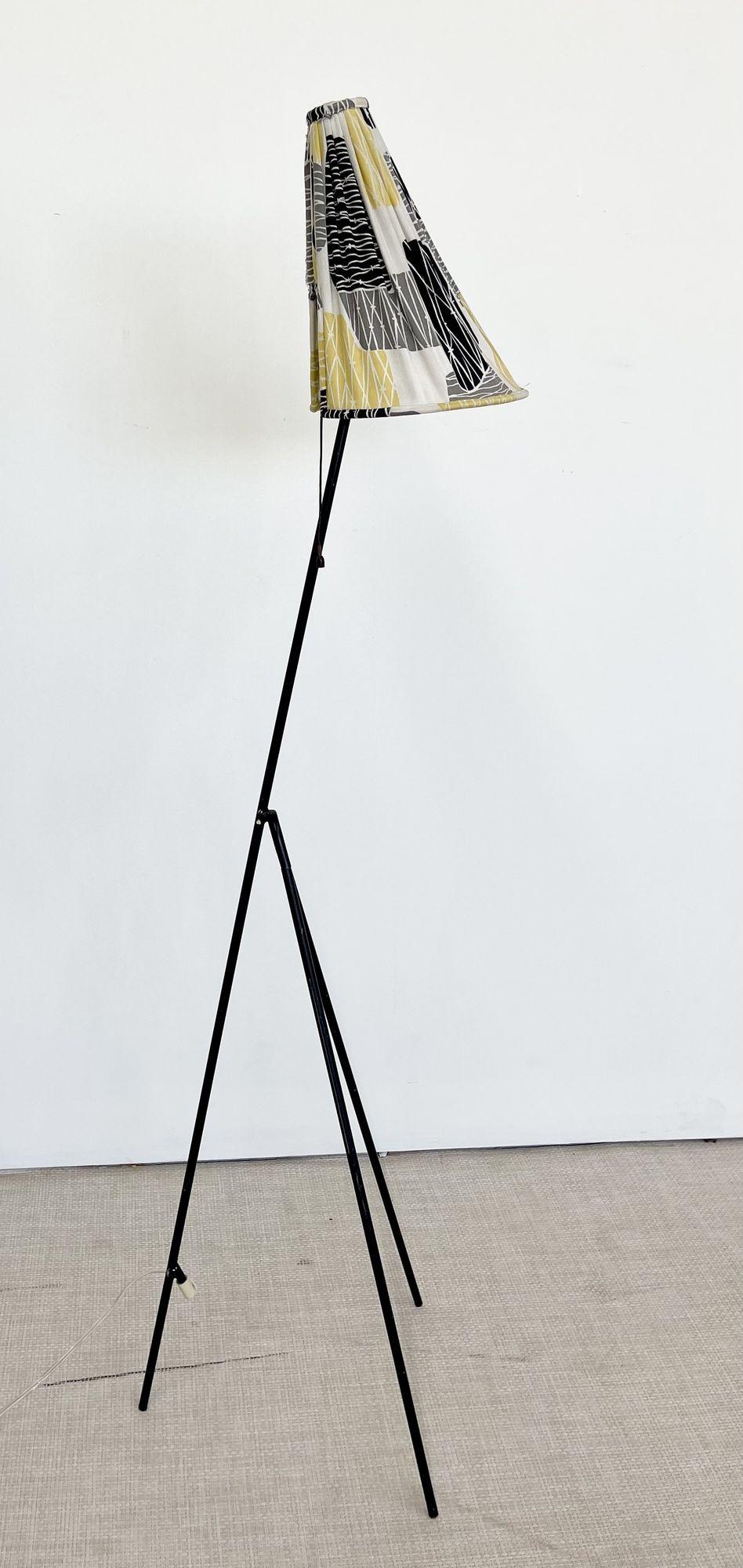 Elegante lámpara de pie moderna de mediados de siglo fabricada en Suecia por Hans Bergstrom para Atelier Lyktan, 